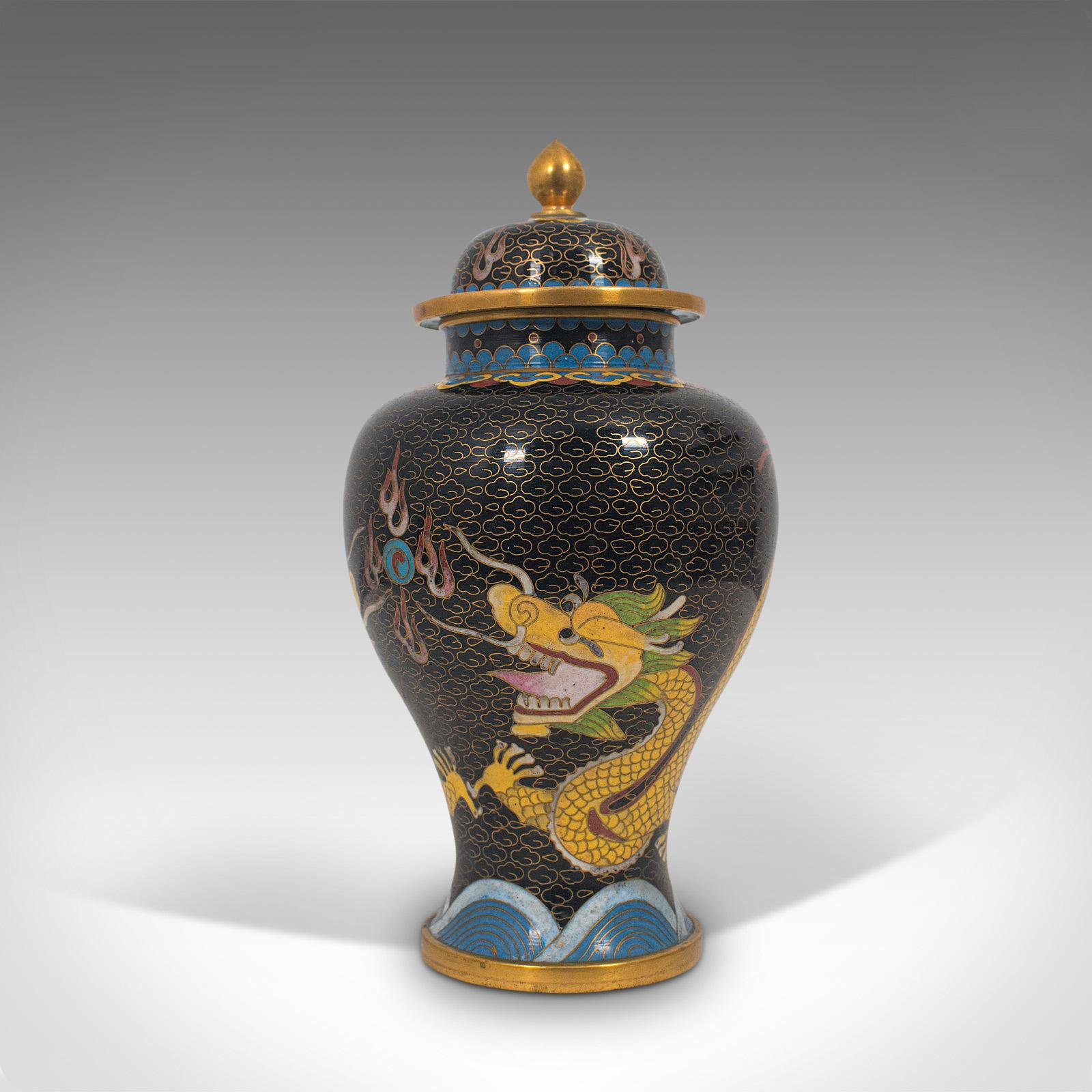 Paire de pots à épices décoratifs anciens, chinois, cloisonnés, urne à balustre vers 1900 en vente 3