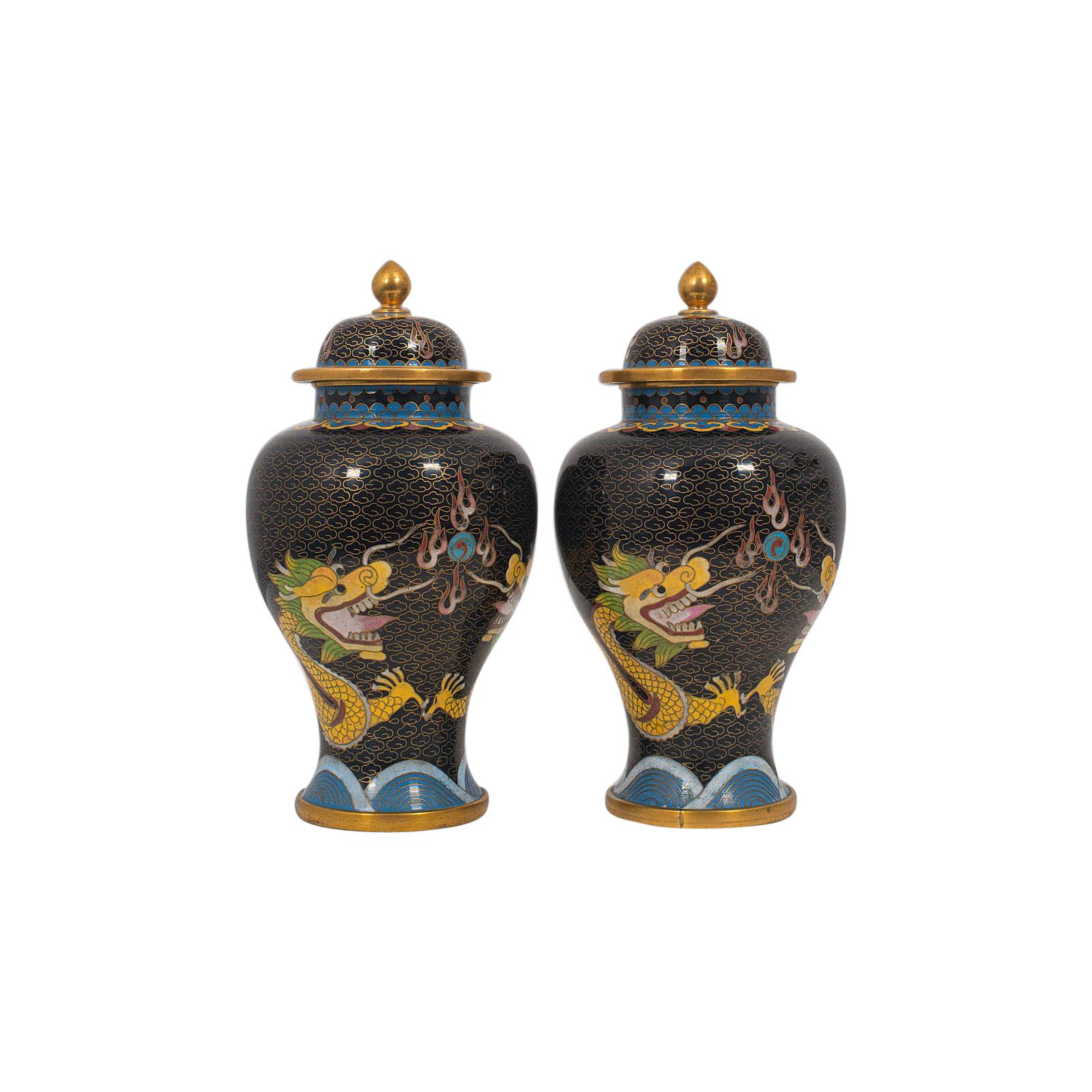 Paire de pots à épices décoratifs anciens, chinois, cloisonnés, urne à balustre vers 1900