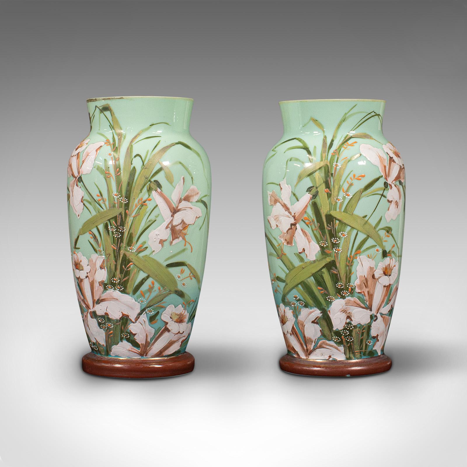 Il s'agit d'une paire de vases décoratifs anciens. Un balustre continental en verre opaque, datant de la fin de la période victorienne, vers 1900.

Palette de couleurs attrayantes, peintes à la main sur le verre
Présente une patine d'usage