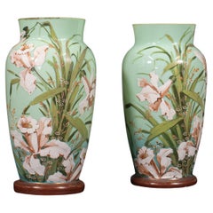 Paire de vases décoratifs anciens de style victorien, continentaux, en verre opaque, vers 1900