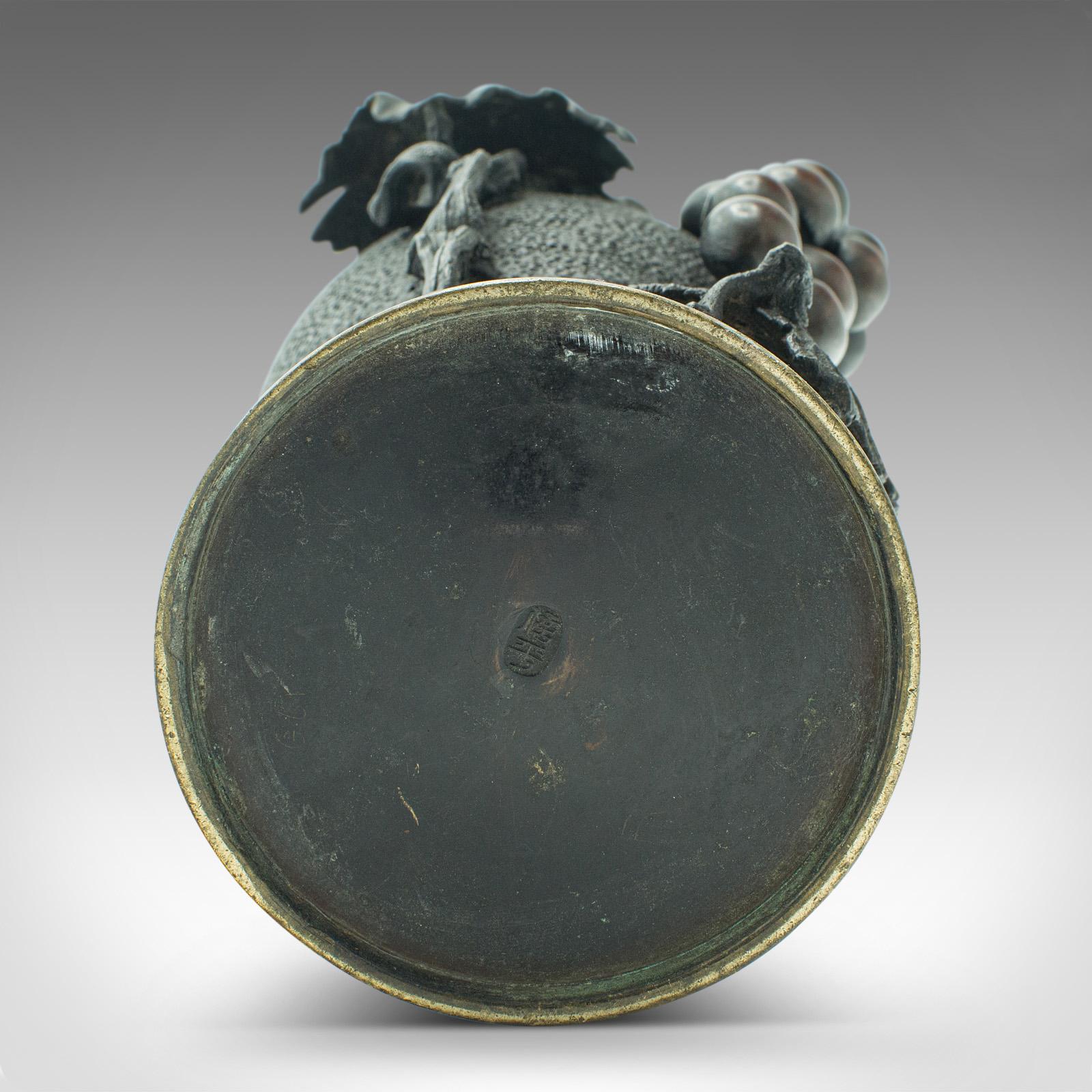 Coppia di vasi decorativi antichi, giapponesi, a balaustro in bronzo, Meiji, vittoriani in vendita 6