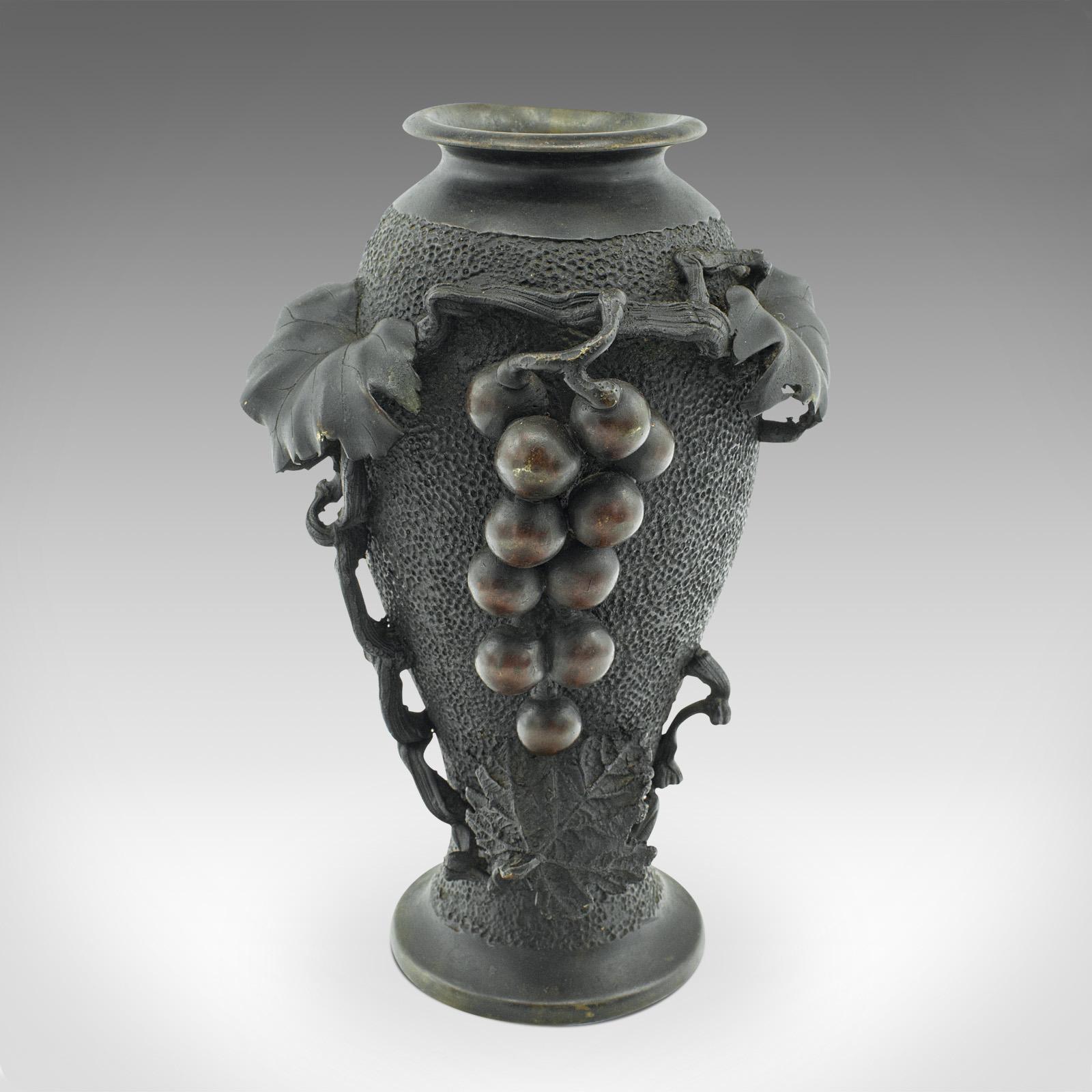 Giapponese Coppia di vasi decorativi antichi, giapponesi, a balaustro in bronzo, Meiji, vittoriani in vendita