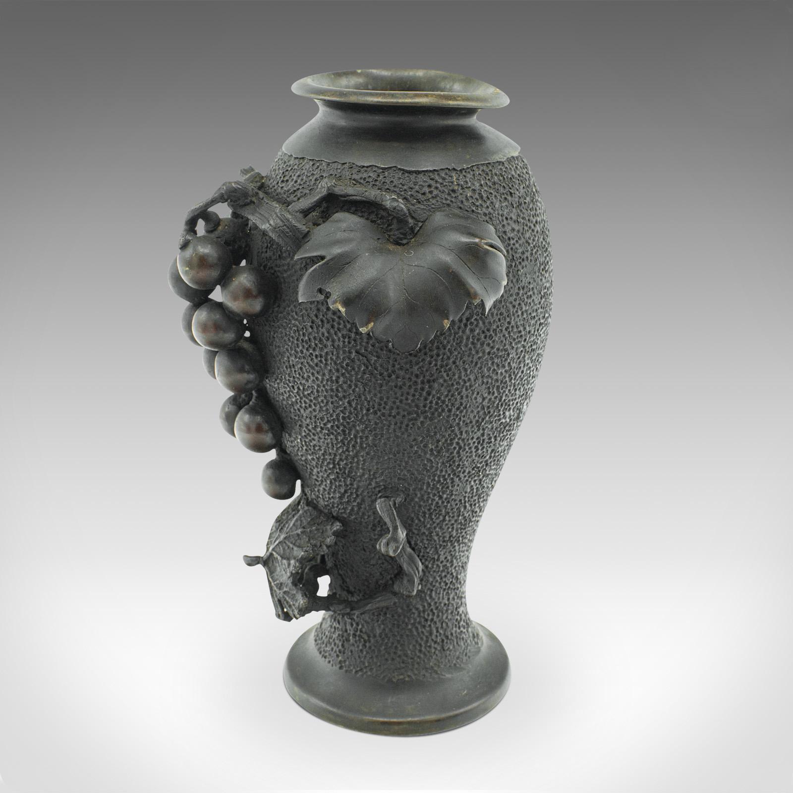 Bronzo Coppia di vasi decorativi antichi, giapponesi, a balaustro in bronzo, Meiji, vittoriani in vendita