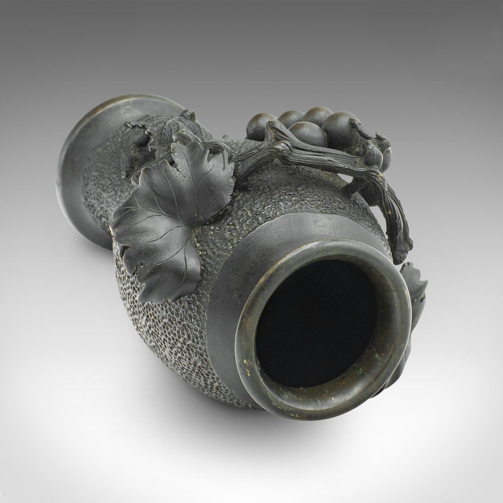 Coppia di vasi decorativi antichi, giapponesi, a balaustro in bronzo, Meiji, vittoriani in vendita 3