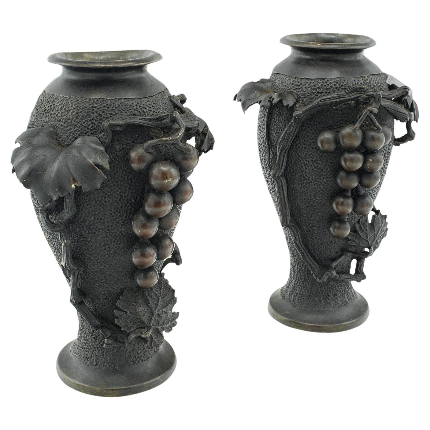Paire de vases décoratifs anciens japonais, balustre en bronze, Meiji, victoriens en vente