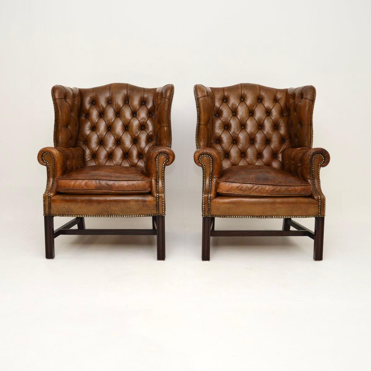 Impresionante pareja de sillones antiguos con respaldo abotonado de cuero, con un color maravilloso y llenos de carácter. Se fabricaron en Inglaterra y datan aproximadamente de los años 1910-20.

Tienen unas proporciones muy generosas y son muy
