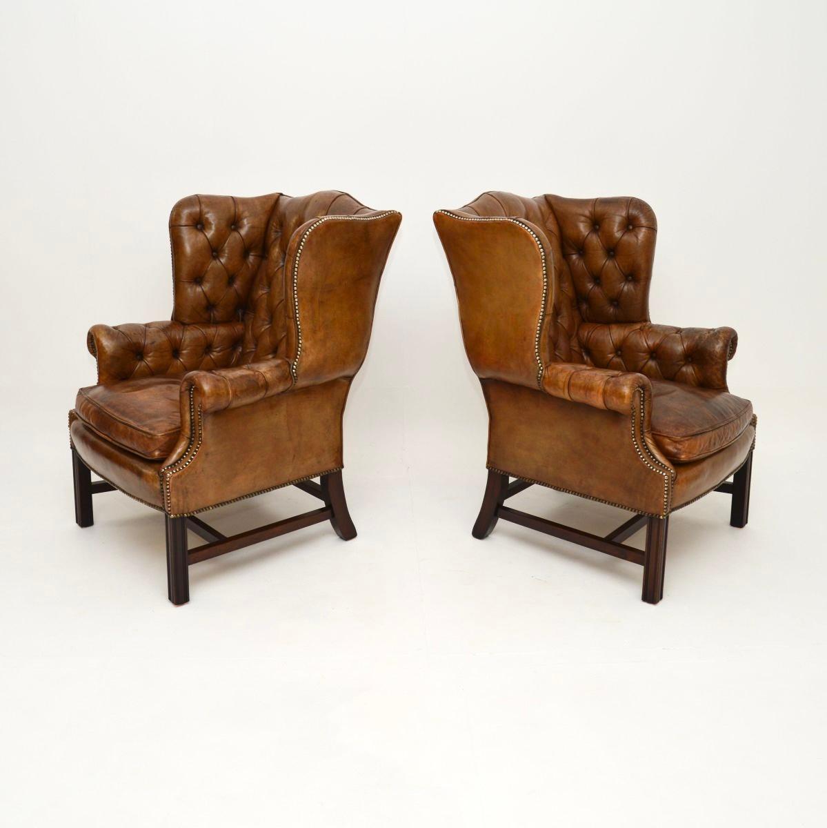 Pareja de Sillones Antiguos con Respaldo de Ala de Cuero Profundamente Abotonados Chippendale en venta