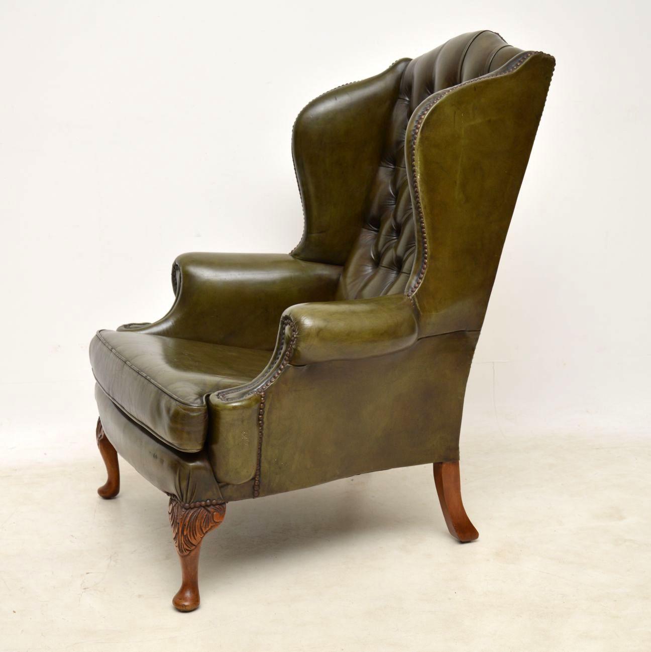 Pair of Antique Deep Buttoned Leather Wingback Armchairs In Excellent Condition In London, GB