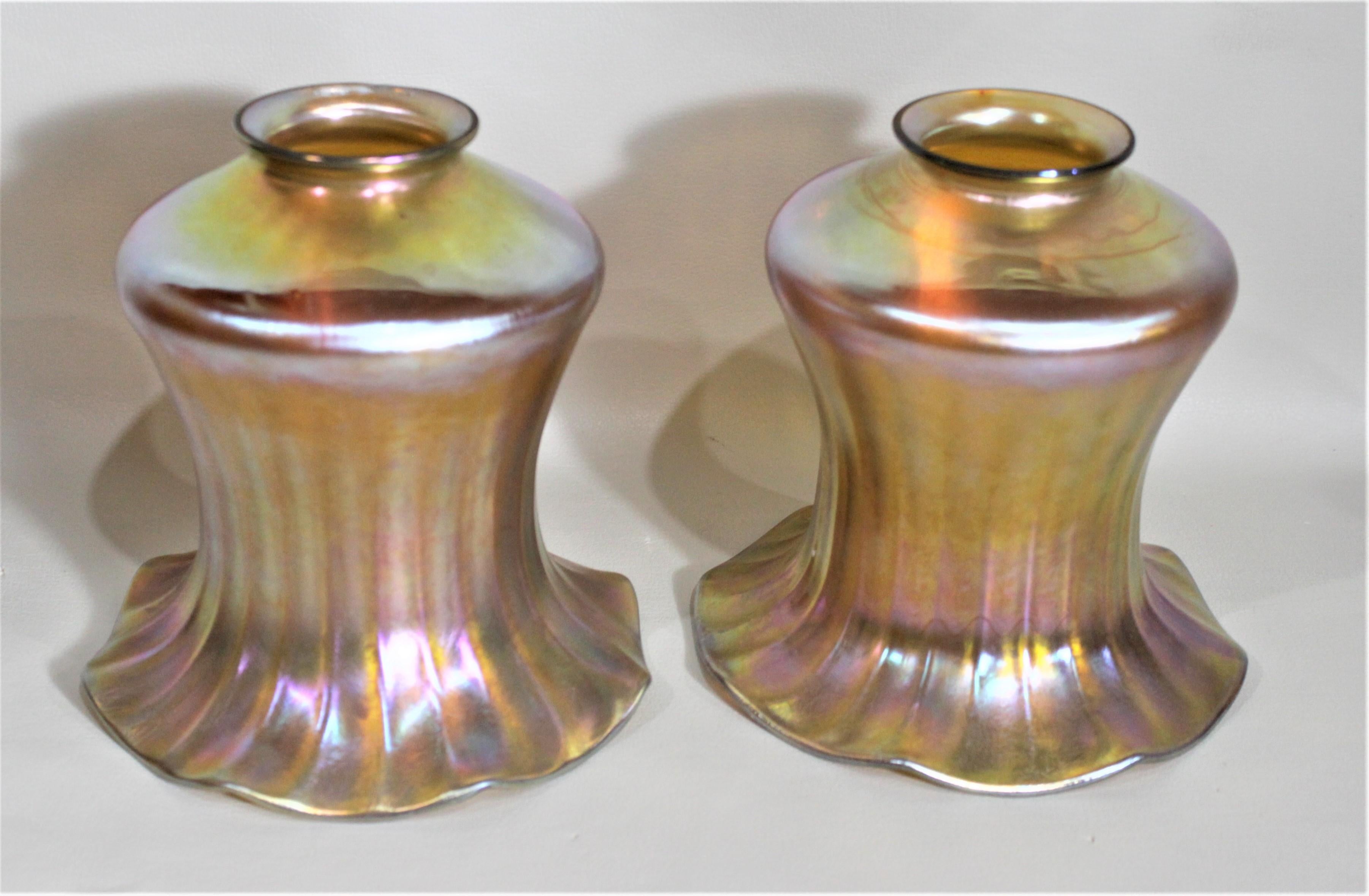 Victorien tardif Paire de lampes ou d'abat-jour anciens en verre d'art cannelé Marigold irisé profond en vente