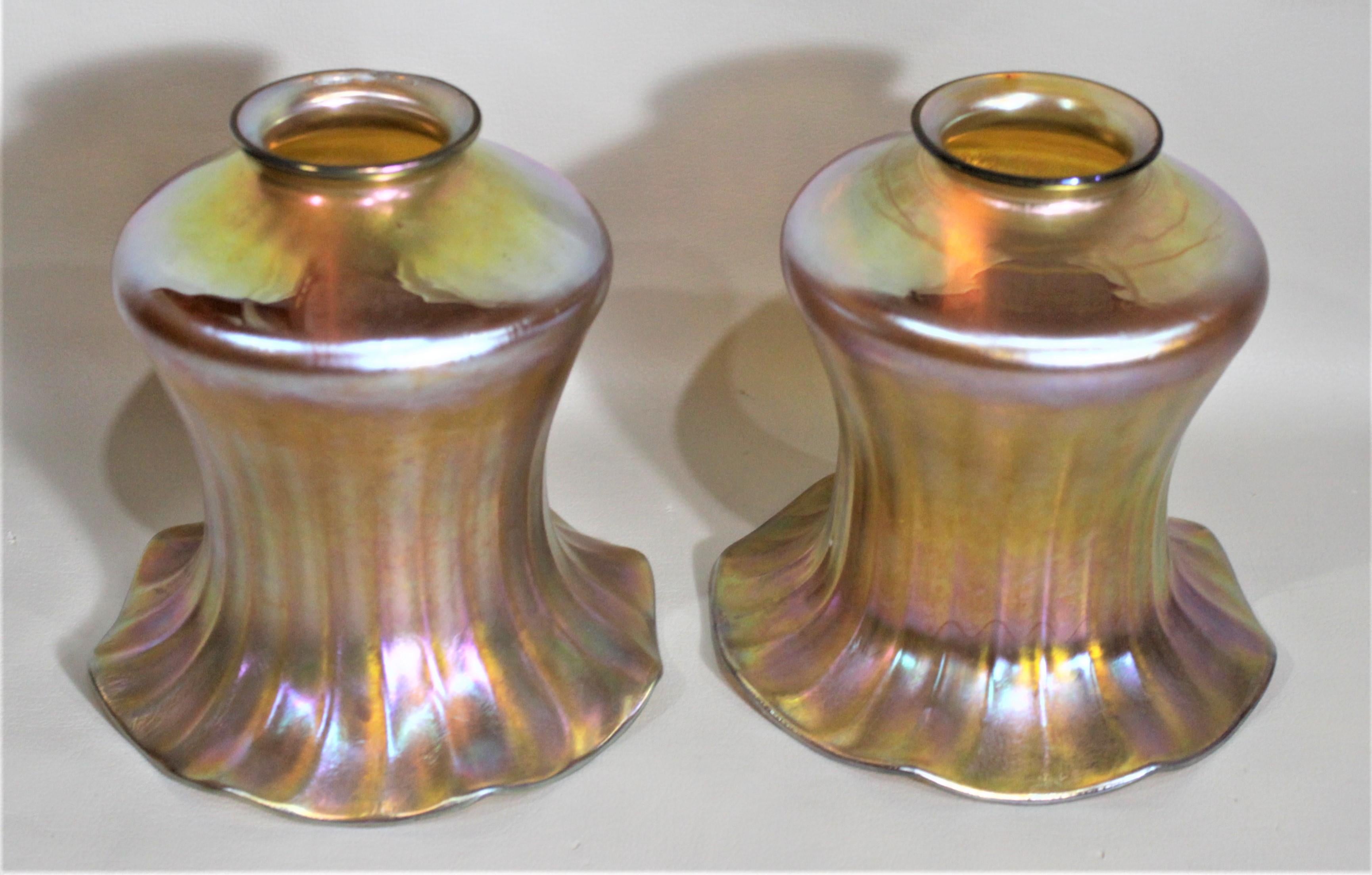 Tchèque Paire de lampes ou d'abat-jour anciens en verre d'art cannelé Marigold irisé profond en vente