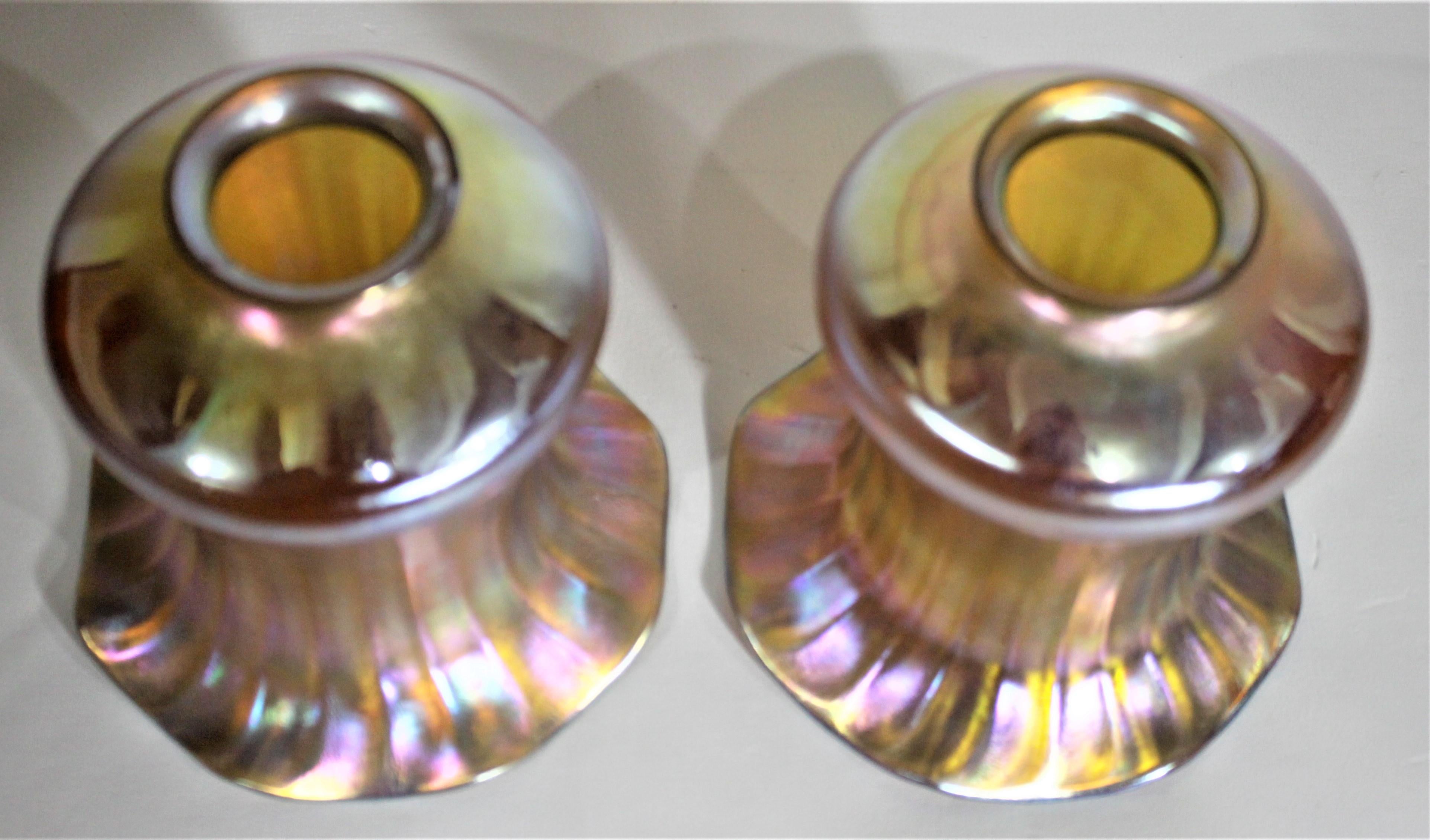 Fait main Paire de lampes ou d'abat-jour anciens en verre d'art cannelé Marigold irisé profond en vente
