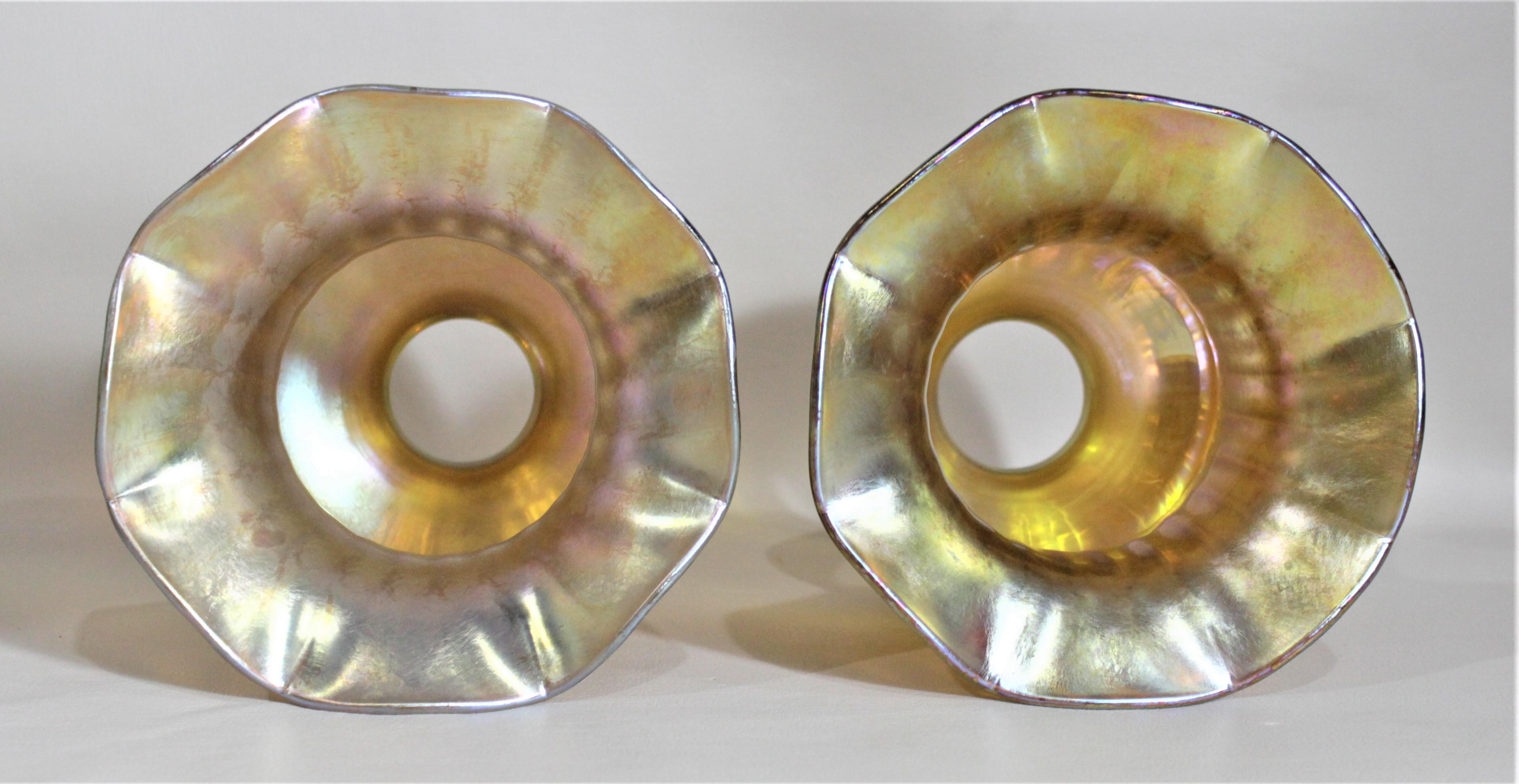 Paire de lampes ou d'abat-jour anciens en verre d'art cannelé Marigold irisé profond Bon état - En vente à Hamilton, Ontario