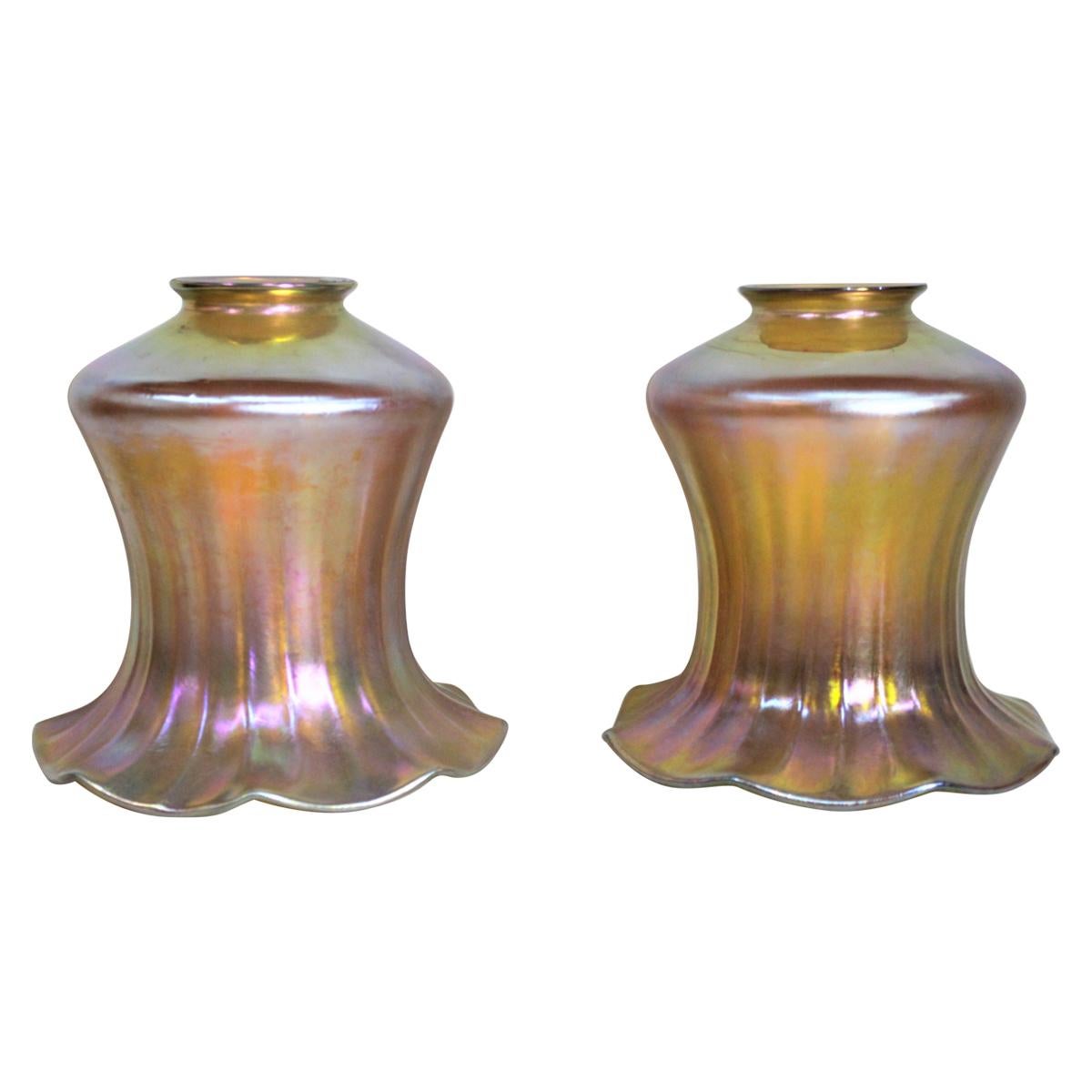 Paar antike, schillernde, geriffelte, tiefe Marigold-Kunstglaslampen oder Lichtschirme aus tiefem Marigold