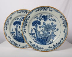Paar antike blau-weiße Delfter Charger mit einer Gartenszene um 1780