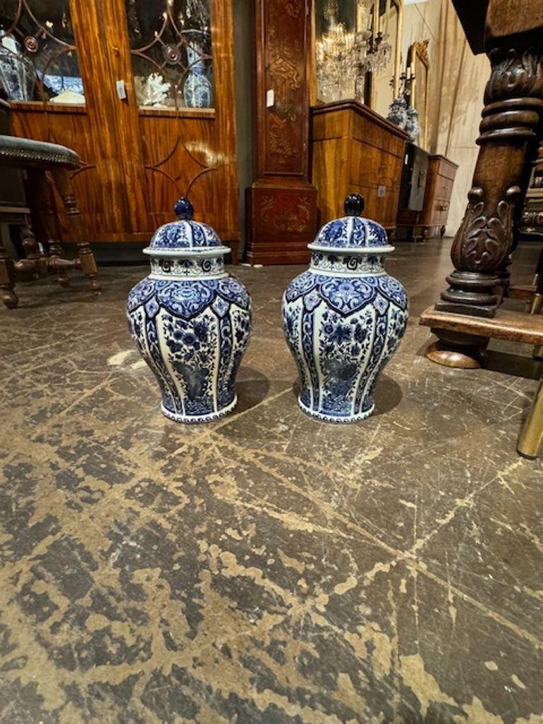 Splendida coppia di grandi vasi rivestiti in bianco e blu di Delft dell'inizio del XX secolo. È un accessorio fantastico! Circa 1920
20h x 7 h.