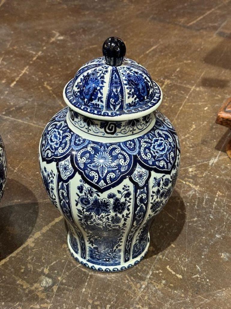 Coppia di vasi antichi Delft blu e bianchi di Royal Sphinx In condizioni buone in vendita a Dallas, TX
