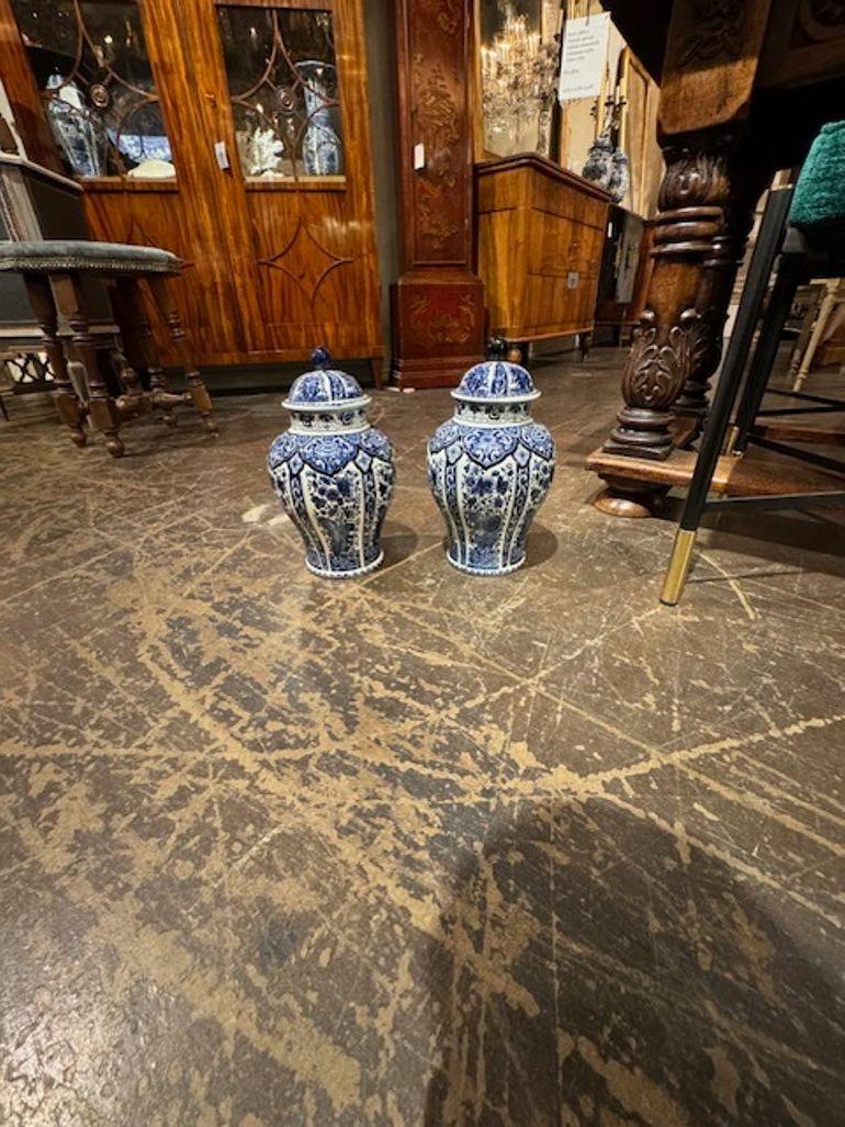 XX secolo Coppia di vasi antichi Delft blu e bianchi di Royal Sphinx in vendita