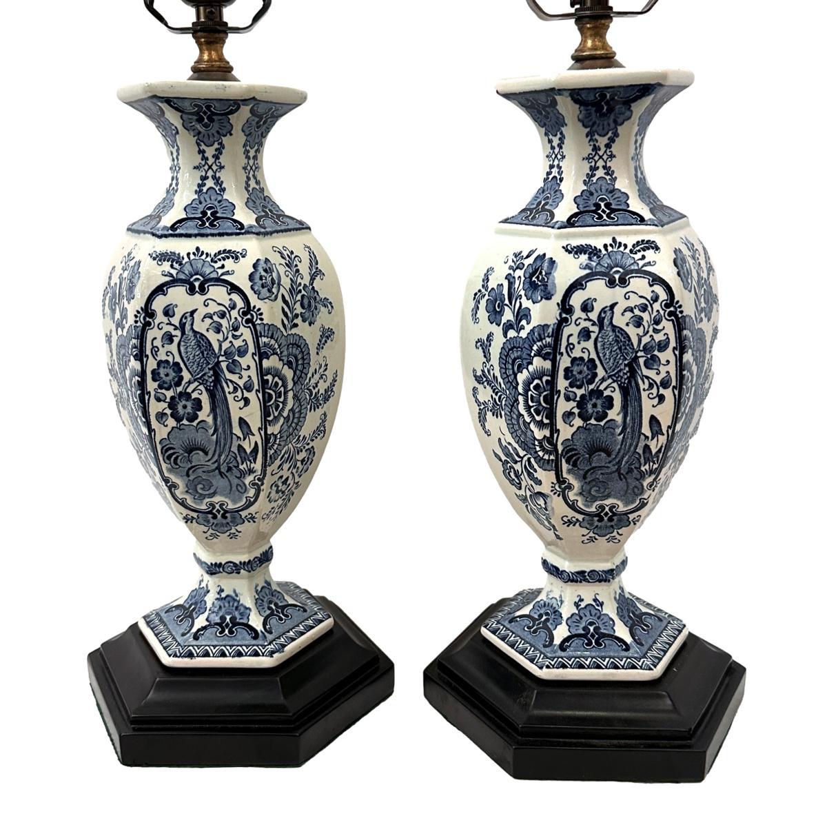 Paire de lampes Delft hollandaises blanches et bleues d'environ 1900 à motif de feuillage et d'oiseaux.

Mesures :
Hauteur du corps : 15
Hauteur jusqu'à l'appui de l'abat-jour : 24