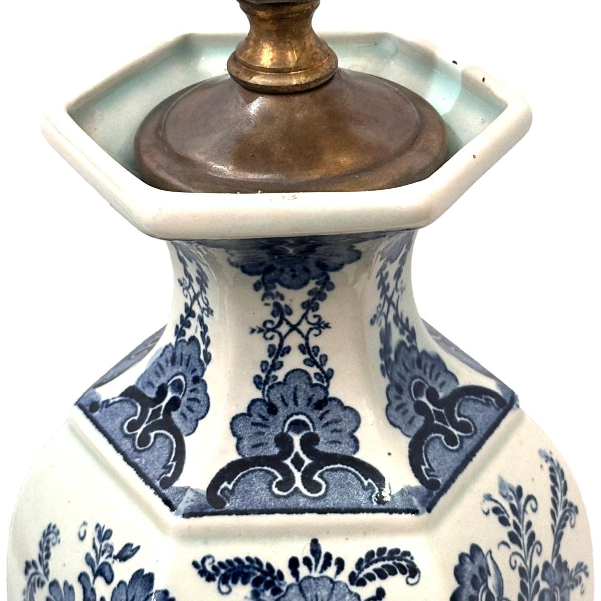 Néerlandais Paire de lampes anciennes de Delft en vente