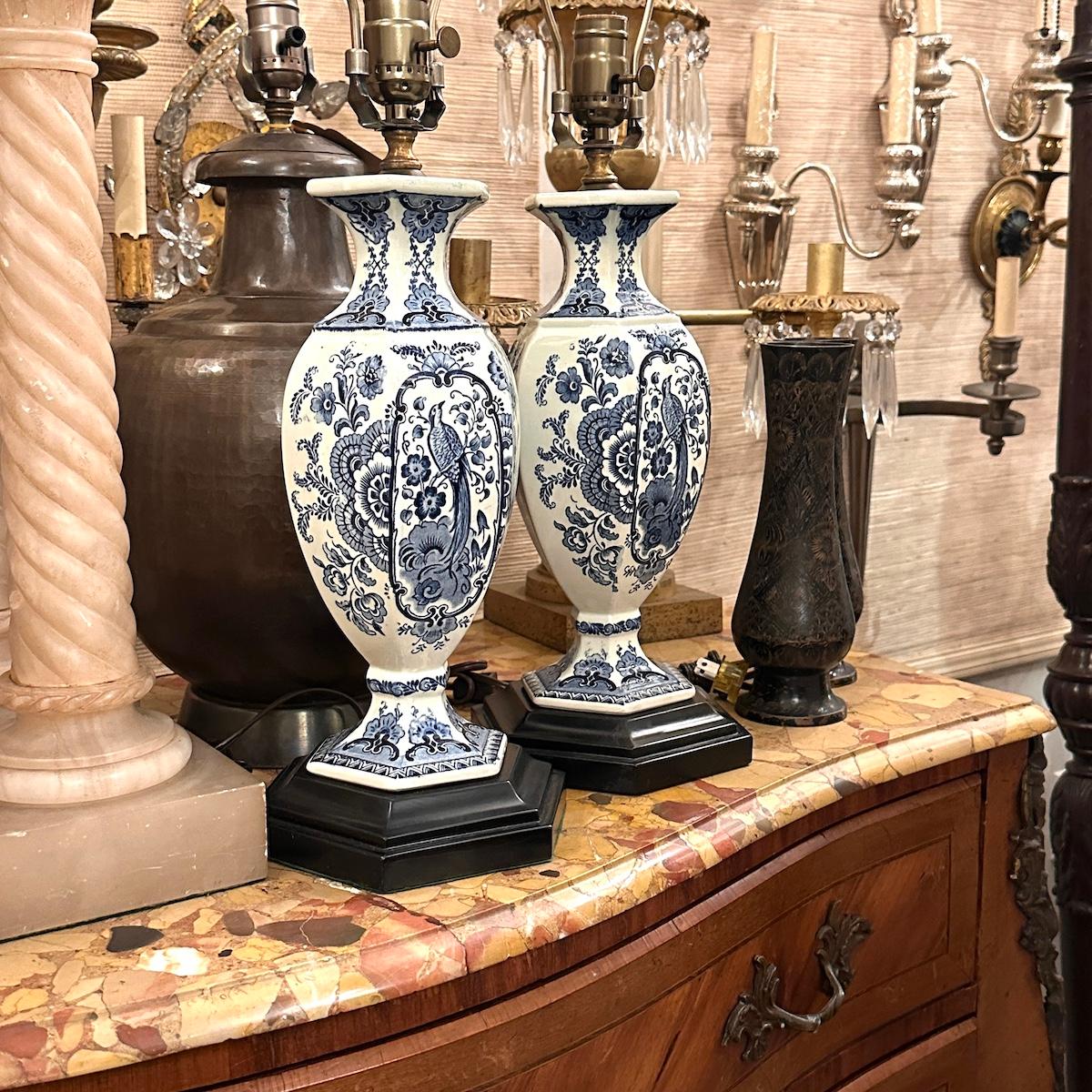 Porcelaine Paire de lampes anciennes de Delft en vente