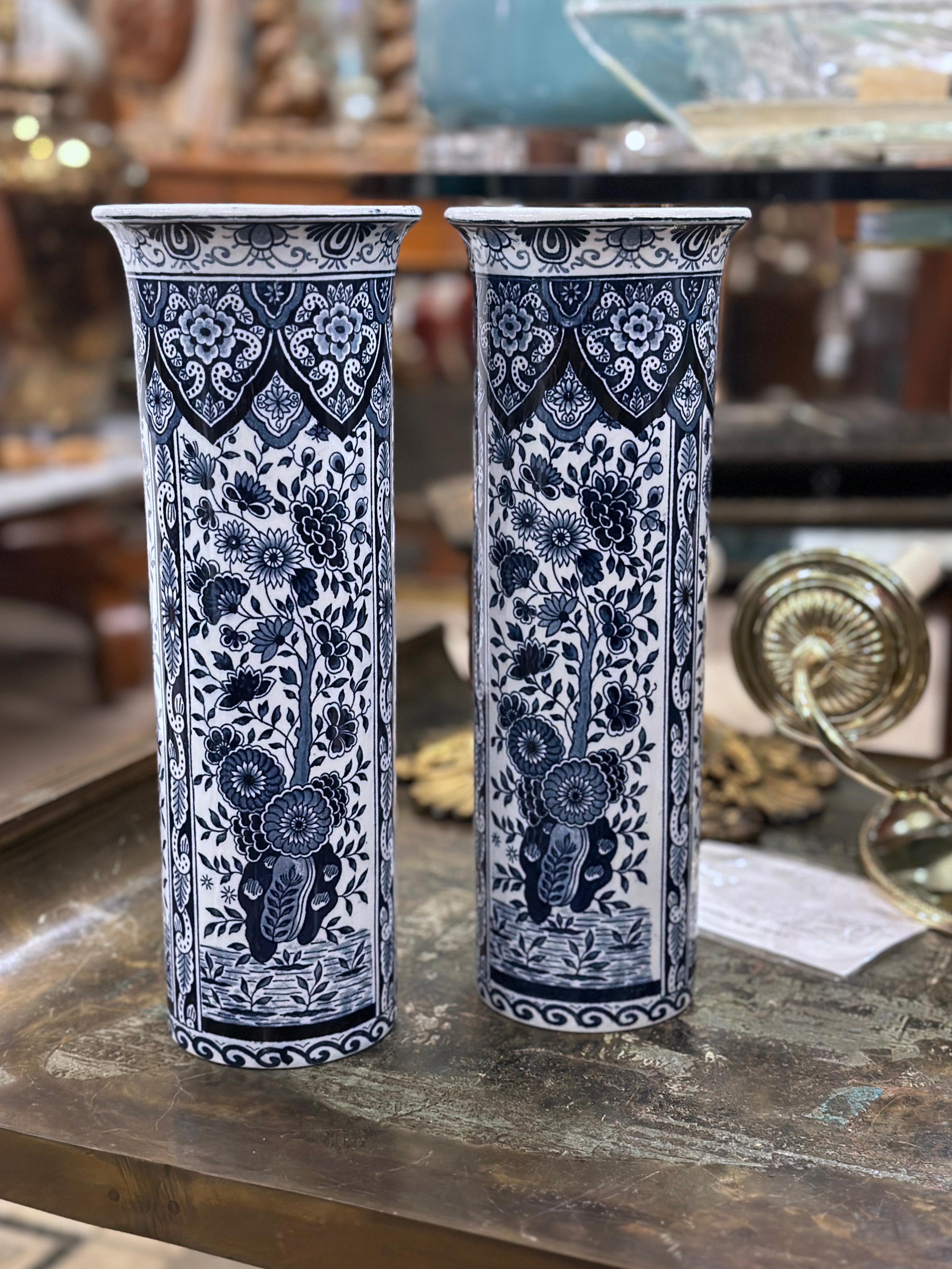 XIX secolo Coppia di vasi antichi di Delft in vendita