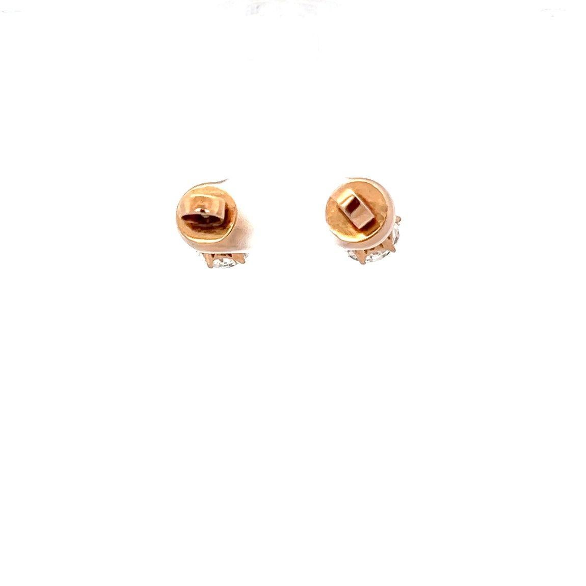 Un paio eccezionalmente raro di antichi orecchini con diamanti nella montatura originale a 6 griffe.  per un peso totale di 3,22 carati. Ogni diamante è stato certificato da GIA. I perni degli orecchini sono a vite e hanno un meccanismo impeccabile.
