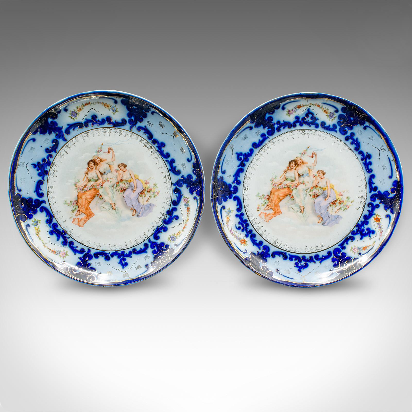 
Il s'agit d'une paire d'assiettes de présentation anciennes. Un plateau de service autrichien en céramique d'un goût classique, datant de la fin de la période victorienne, vers 1900.

Merveilleux romantisme européen dans un décor figuratif de bon