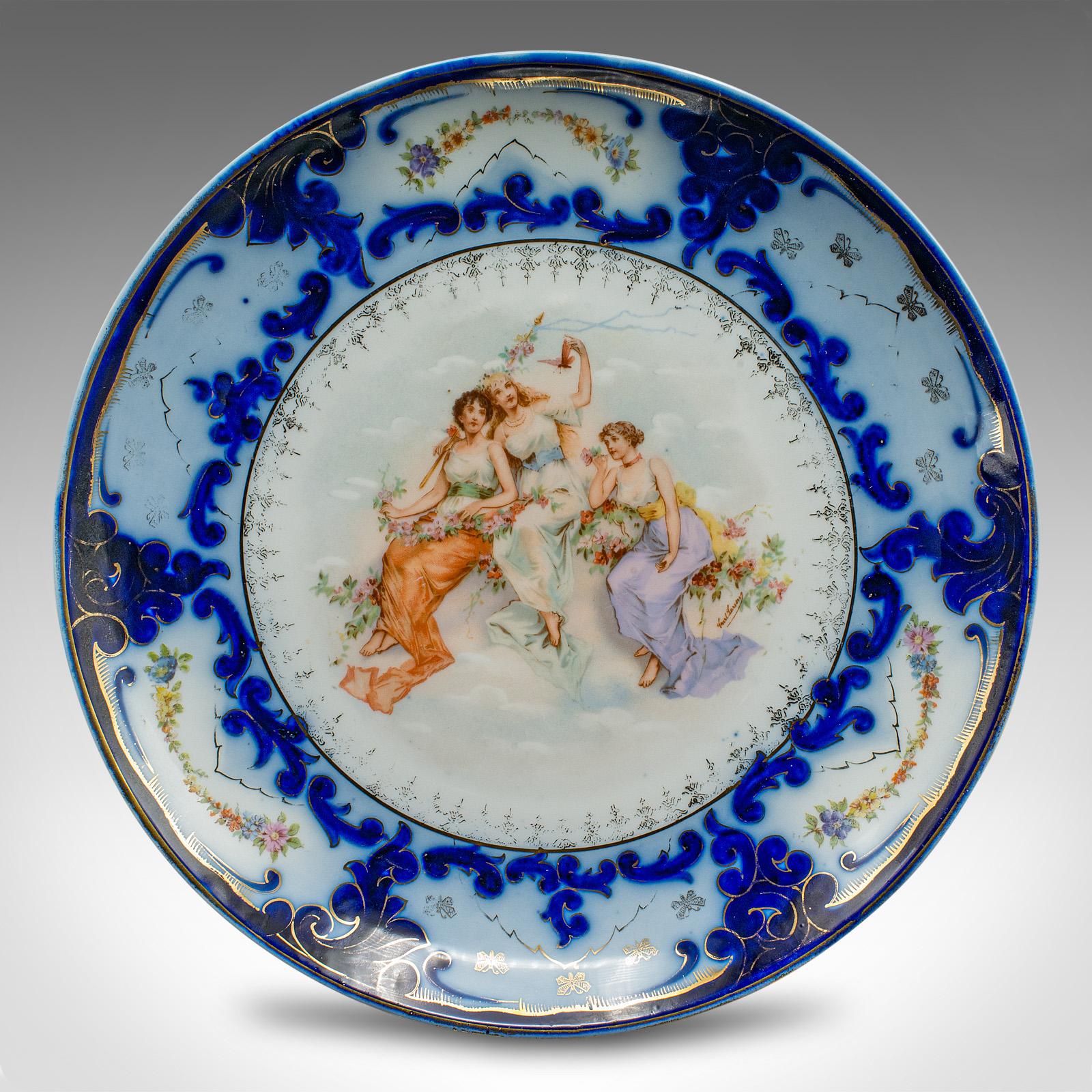 Autrichien Paire d'assiettes de présentation anciennes autrichiennes, céramique, chargeur de service victorien en vente