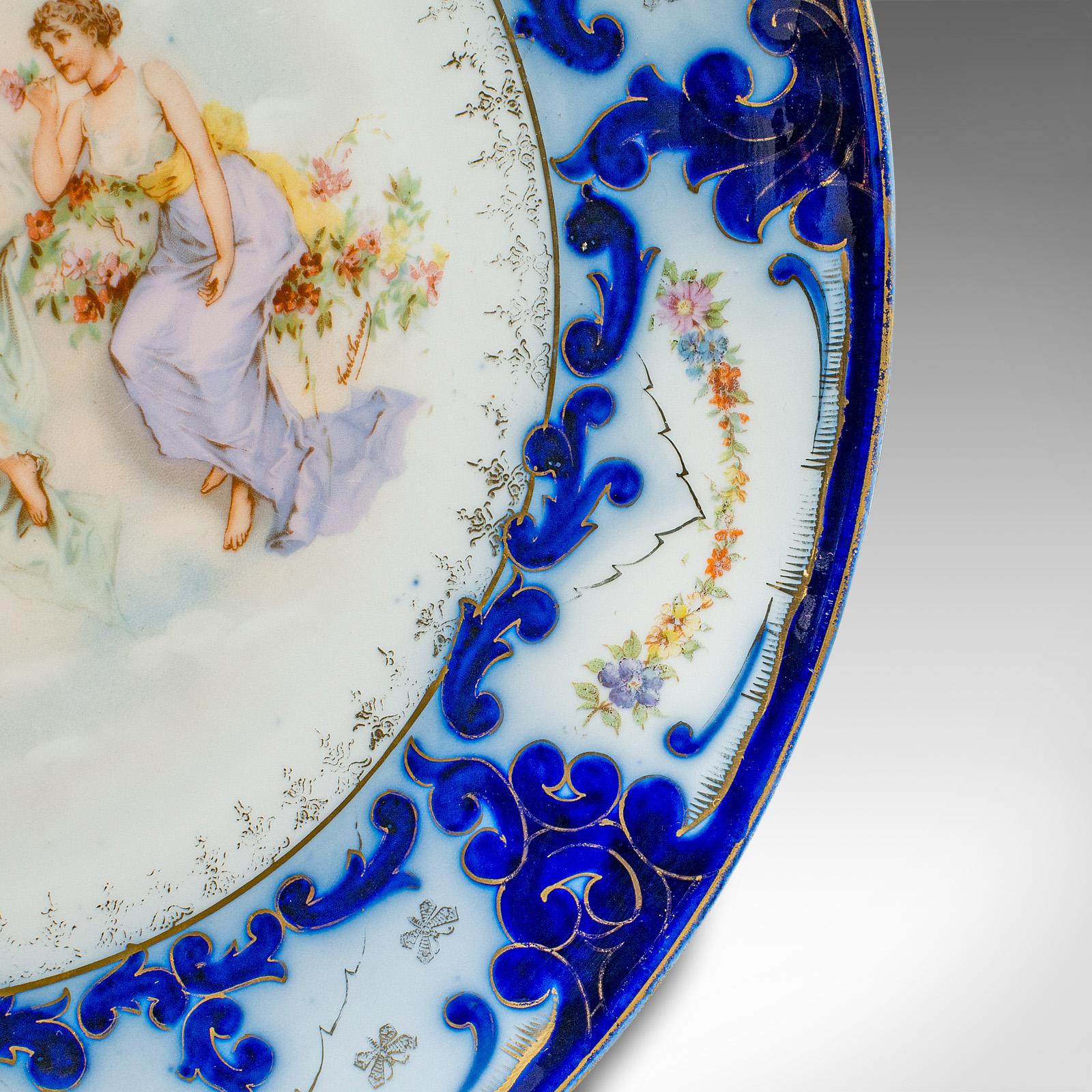 XIXe siècle Paire d'assiettes de présentation anciennes autrichiennes, céramique, chargeur de service victorien en vente