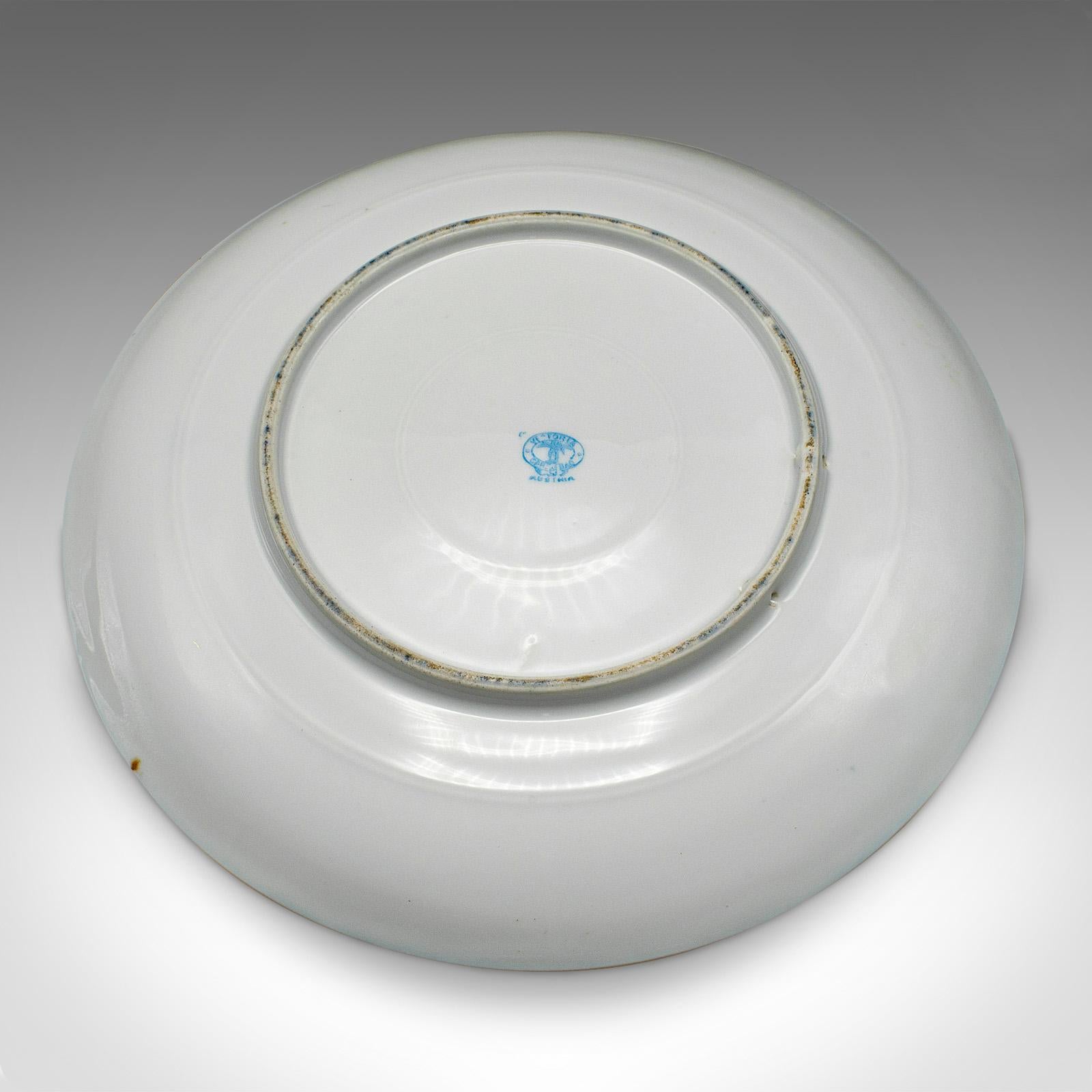 Céramique Paire d'assiettes de présentation anciennes autrichiennes, céramique, chargeur de service victorien en vente