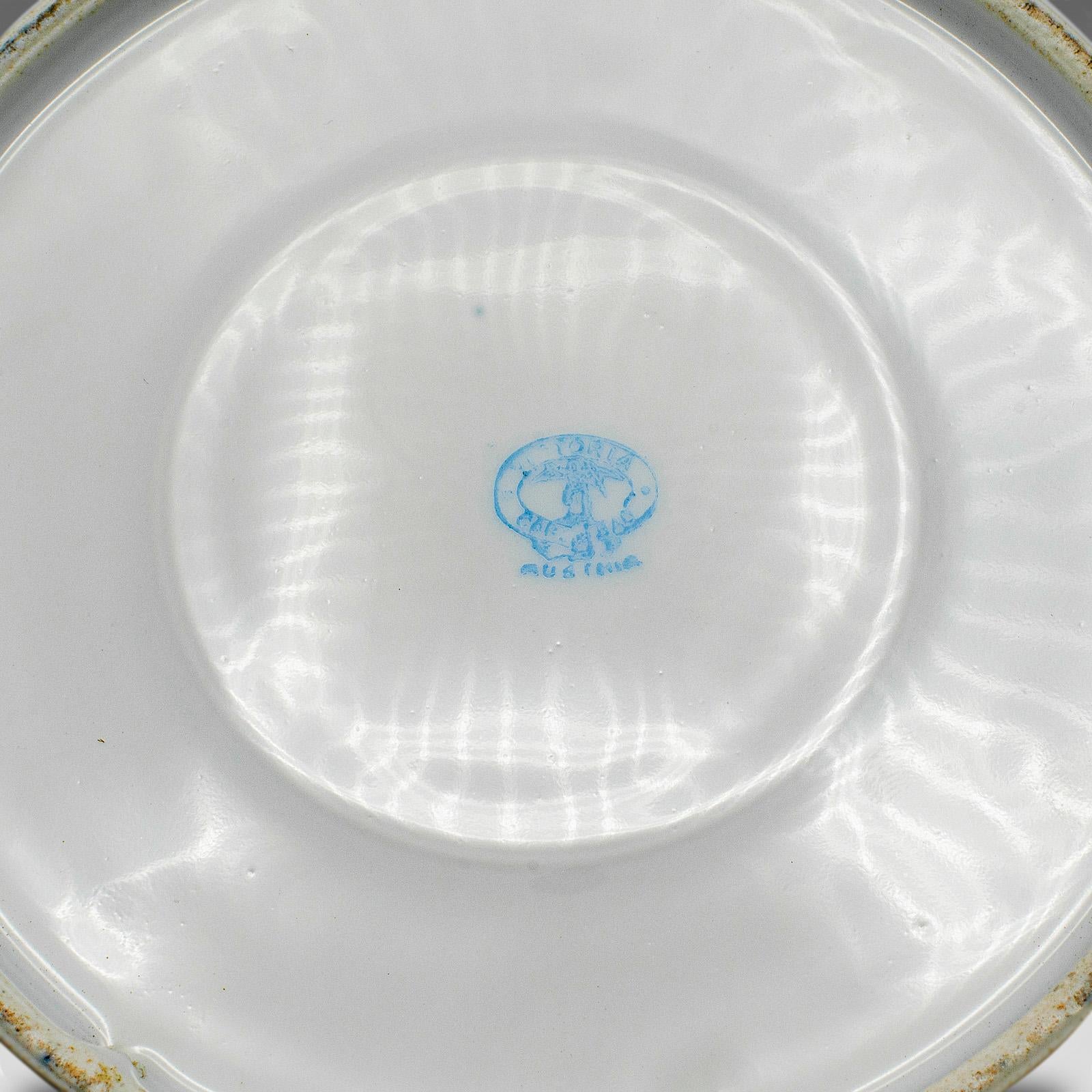 Paire d'assiettes de présentation anciennes autrichiennes, céramique, chargeur de service victorien en vente 1