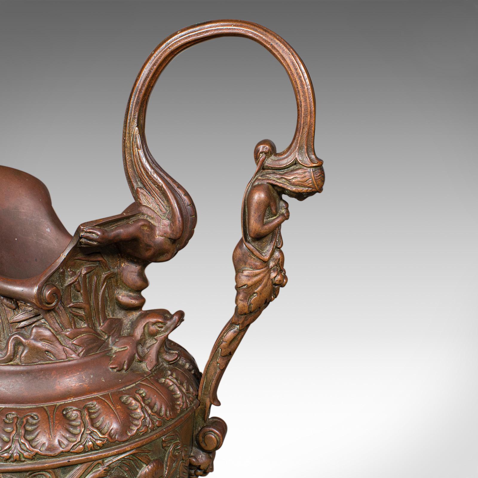 Paire d'urnes anciennes, italiennes, en bronze, aiguières, décor de grand tour, victoriennes en vente 5