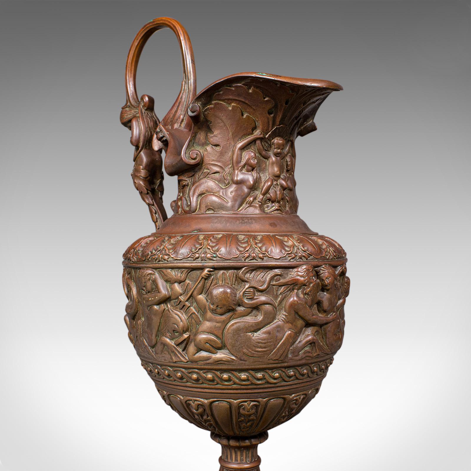 Paire d'urnes anciennes, italiennes, en bronze, aiguières, décor de grand tour, victoriennes en vente 6