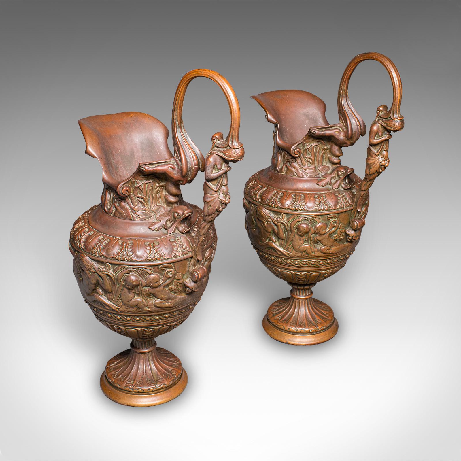 Il s'agit d'une paire d'urnes d'exposition antiques. Aiguière décorative italienne en bronze dans le goût du Grand Tour, datant de la période victorienne, vers 1860. Un duo captivant offrant le romantisme et l'art de l'âge d'or des voyages