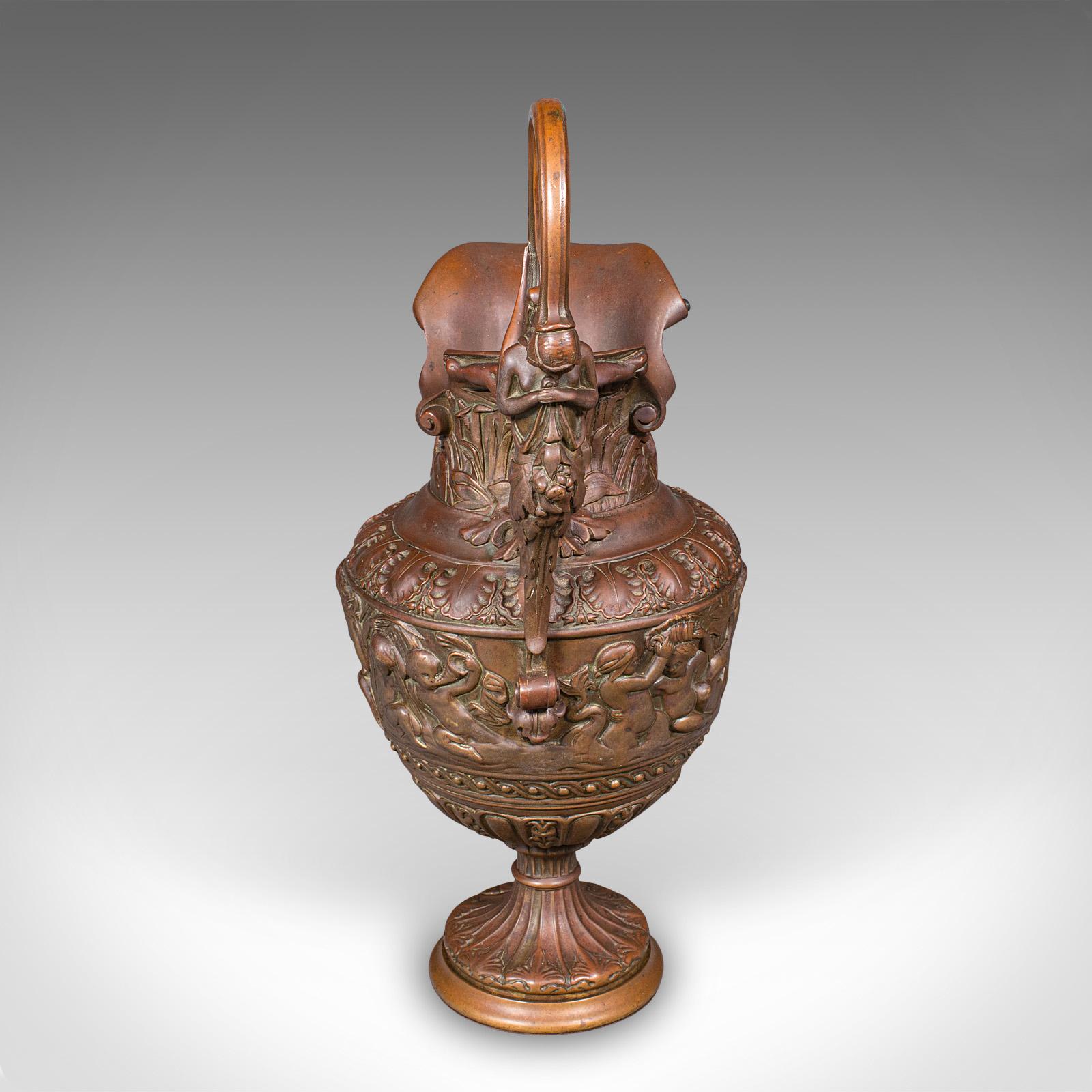 Milieu du XIXe siècle Paire d'urnes anciennes, italiennes, en bronze, aiguières, décor de grand tour, victoriennes en vente