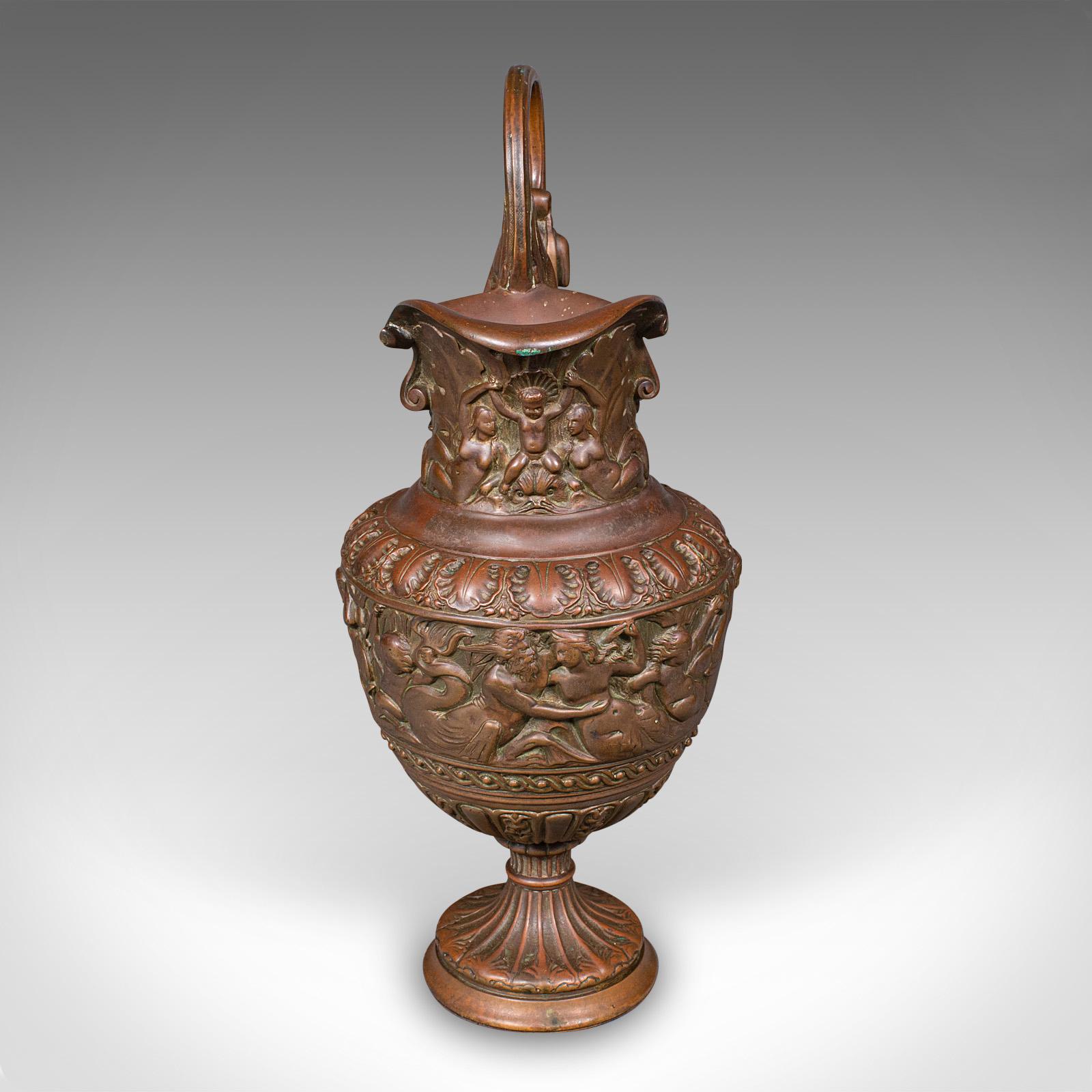 Paire d'urnes anciennes, italiennes, en bronze, aiguières, décor de grand tour, victoriennes en vente 1