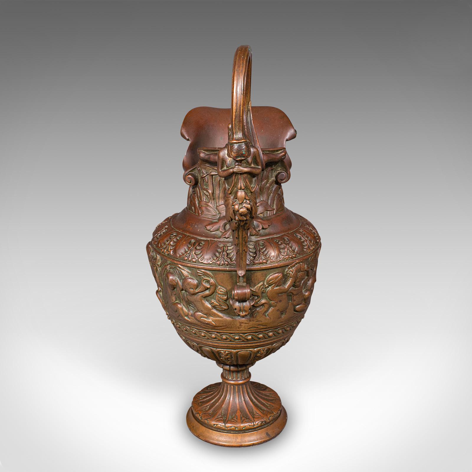 Paire d'urnes anciennes, italiennes, en bronze, aiguières, décor de grand tour, victoriennes en vente 3