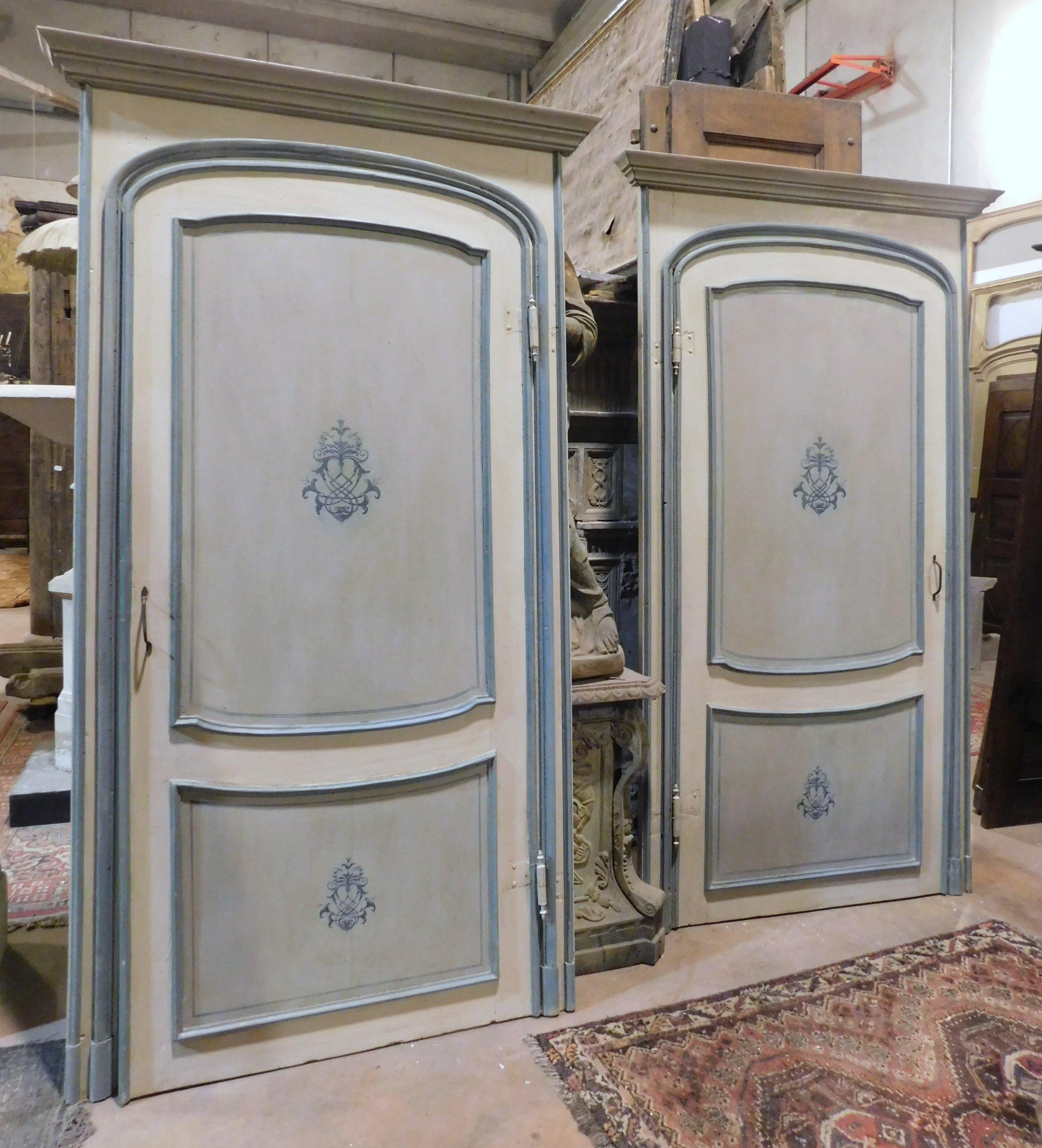 Pair of Antique Doors Painted with Frame, Blue and Gray with Frame, 1700, Italy In Good Condition For Sale In Cuneo, Italy (CN)