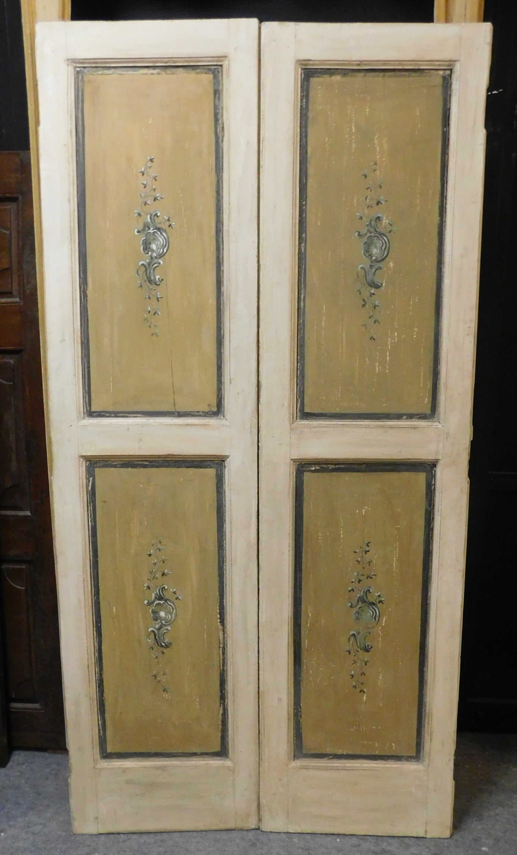 Hand-Carved Pair of Antique Double Doors Painted '700 Italy For Sale