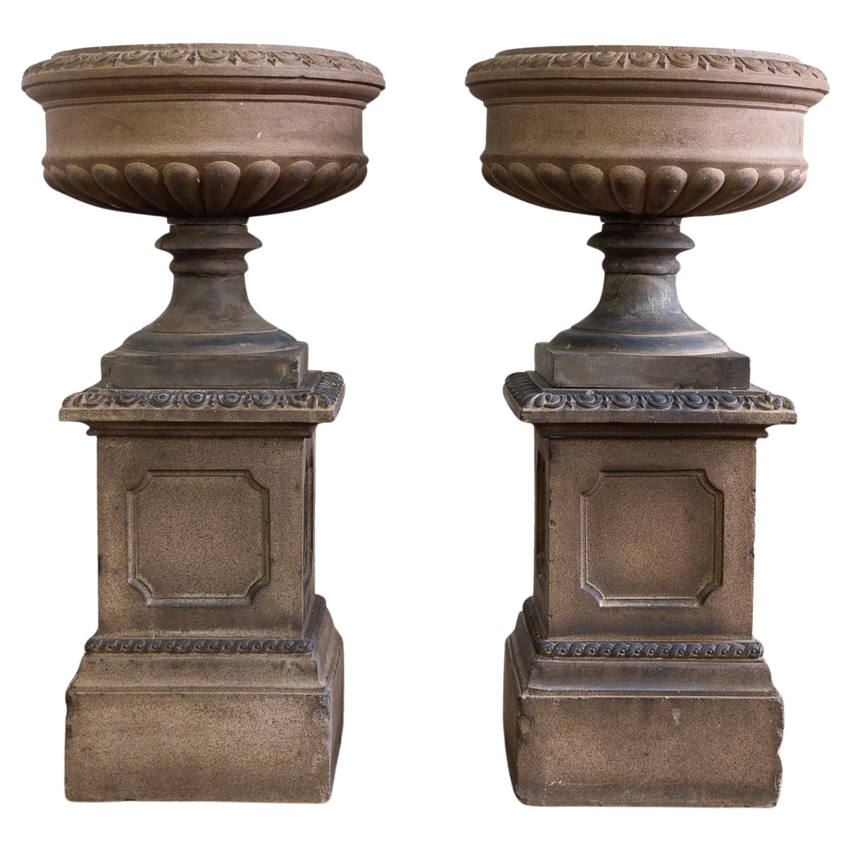 Paar antike Doulton Lambeth-Steinzeugurnen auf Ständern im Angebot