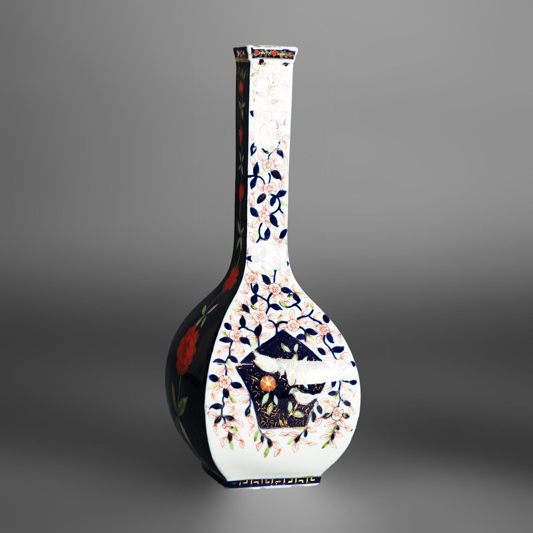 Paire de vases bouteilles anciennes de Dresde en porcelaine à décor floral avec oiseaux, vers 1890

Mesures - 12 