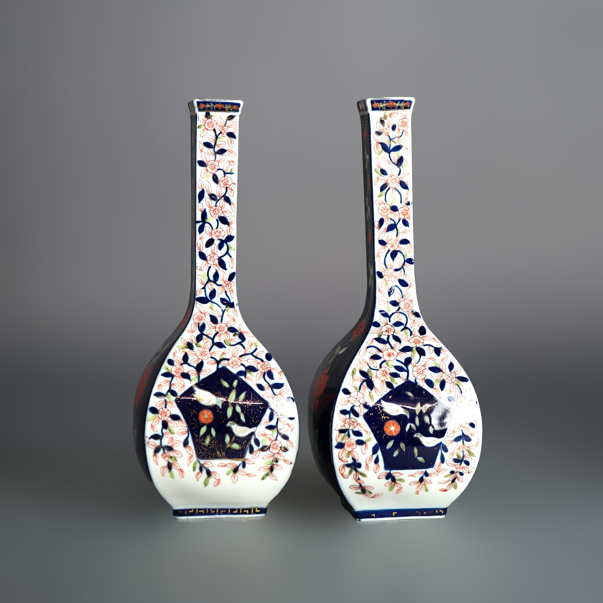Paire de vases bouteilles anciennes de Dresde en porcelaine à décor floral avec oiseaux, vers 1890 Bon état - En vente à Big Flats, NY