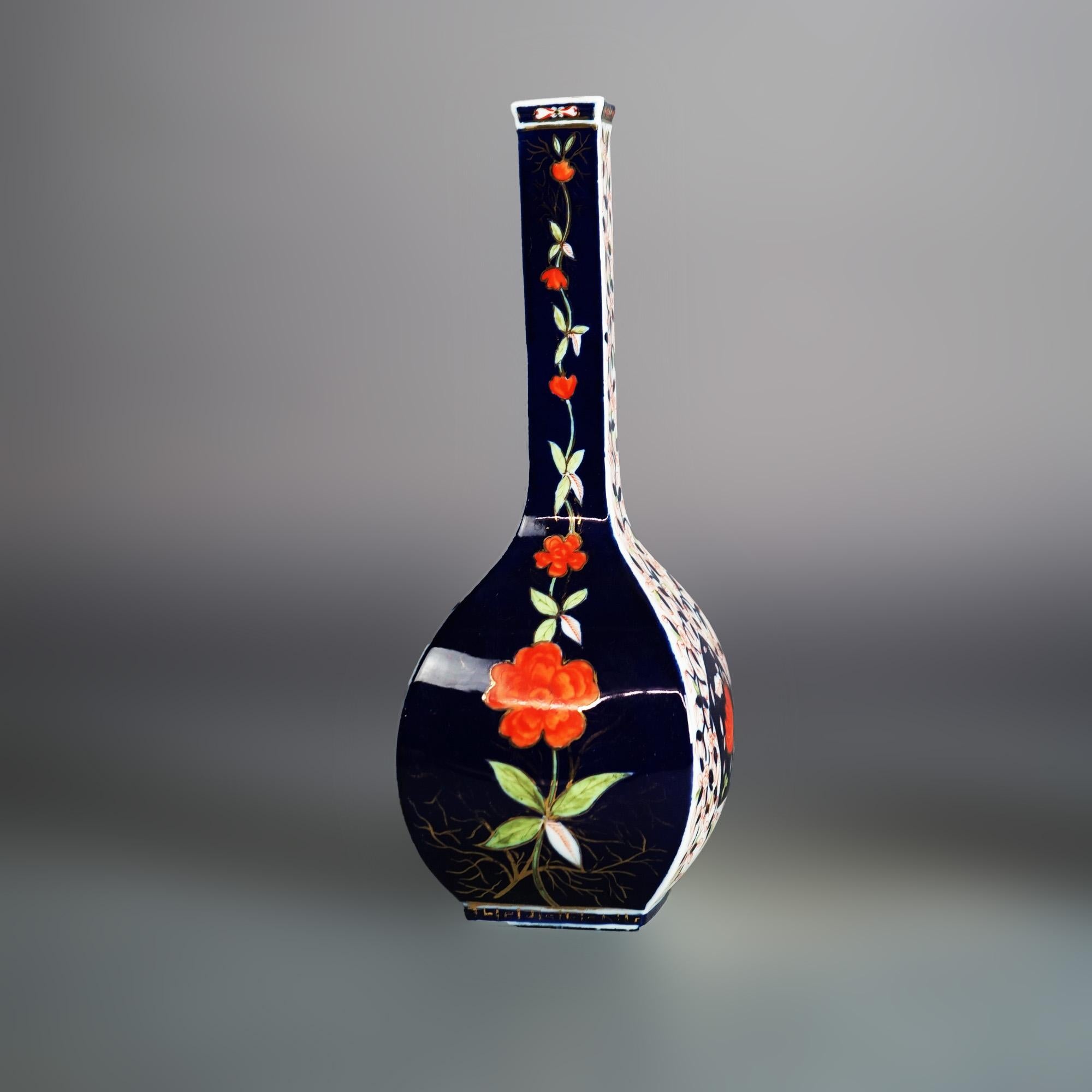XIXe siècle Paire de vases bouteilles anciennes de Dresde en porcelaine à décor floral avec oiseaux, vers 1890 en vente