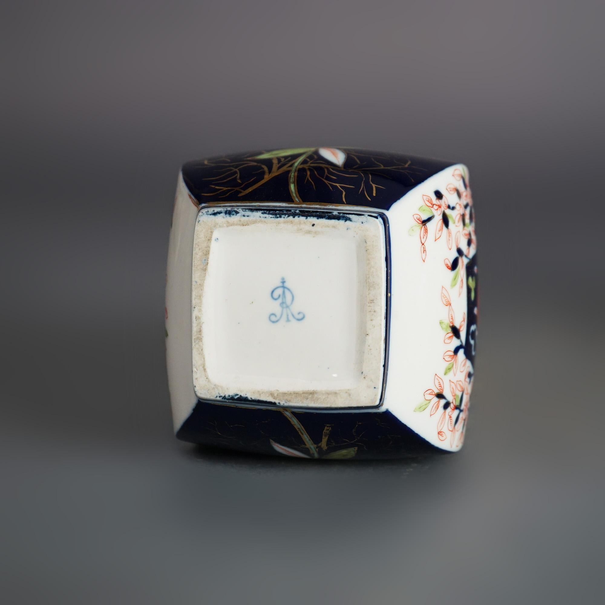 Porcelaine Paire de vases bouteilles anciennes de Dresde en porcelaine à décor floral avec oiseaux, vers 1890 en vente