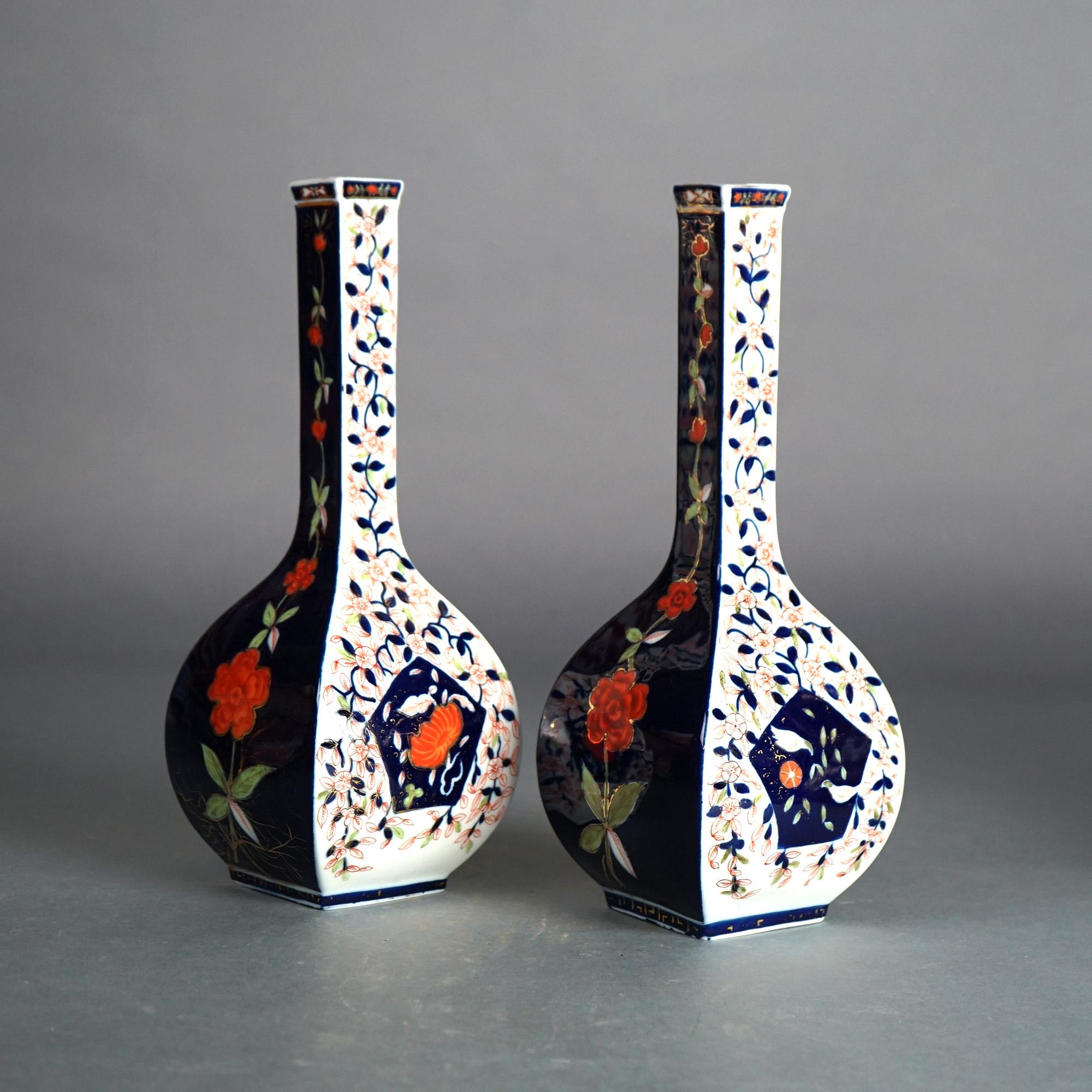 Paire de vases bouteilles anciennes de Dresde en porcelaine à décor floral avec oiseaux, vers 1890 en vente 1