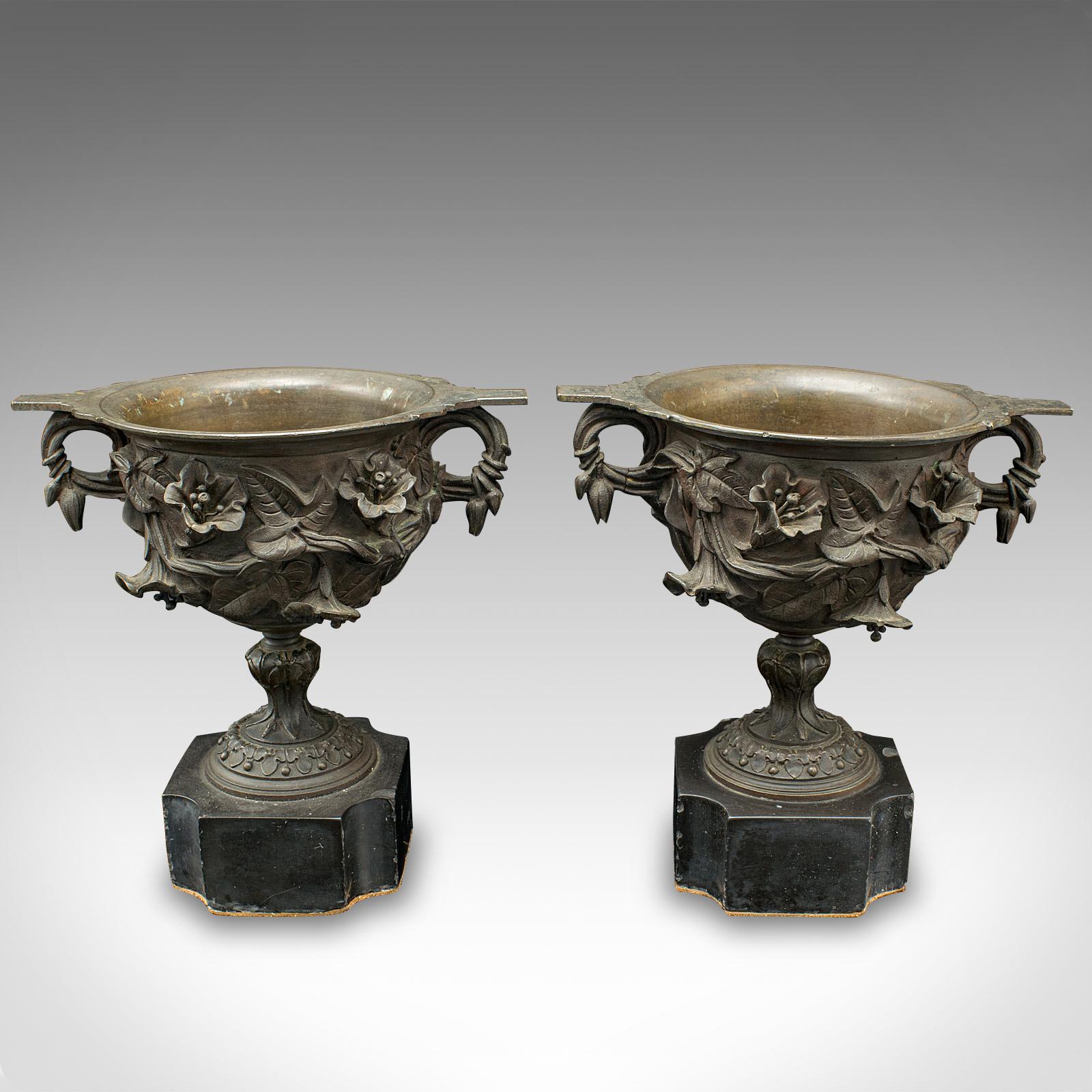 Dies ist ein Paar von antiken Trinkbechern. Ein italienischer Zierpokal aus Bronze und Marmor im Grand-Tour-Stil aus der frühen viktorianischen Zeit um 1850.

Auffallend präsentierte Tassen, mit herrlichem Reliefdekor
Zeigt eine wünschenswerte