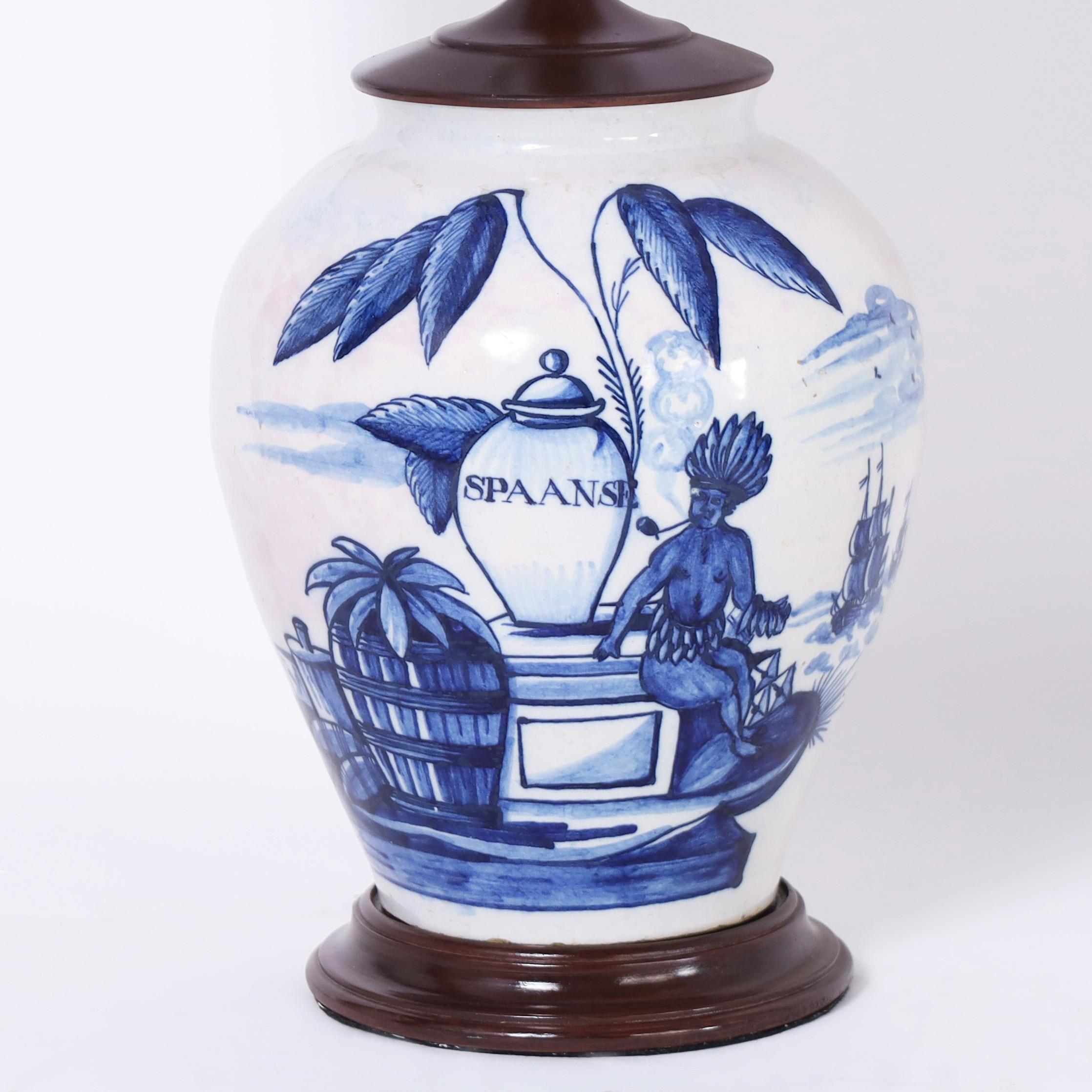 Paar antike niederländische blau-weiße Porzellan-Tabakglas-Tischlampen aus Porzellan (Niederländisch Kolonial) im Angebot