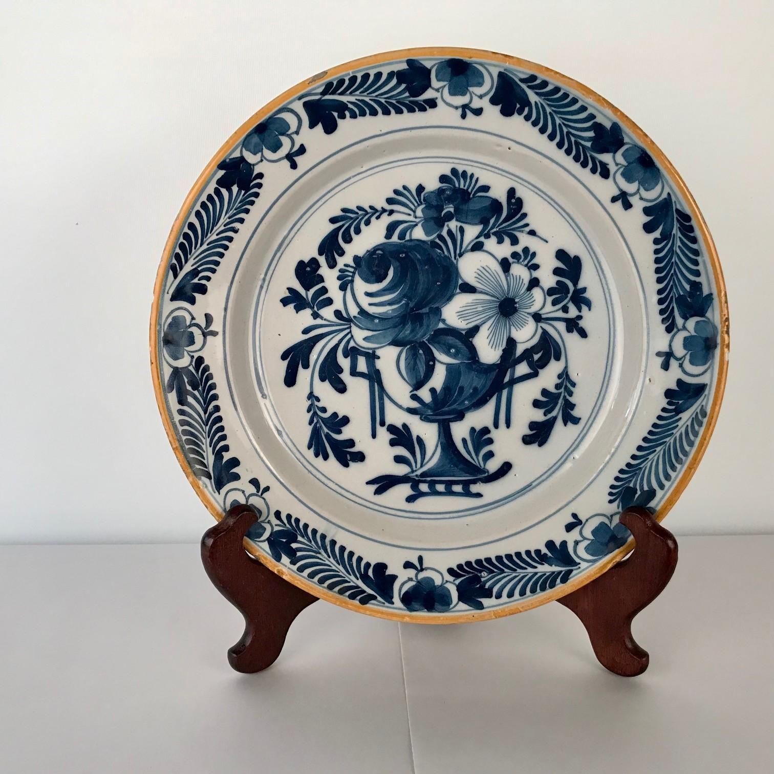 Pair of Antique Dutch Delft Chargers In Good Condition For Sale In Montreal, QC