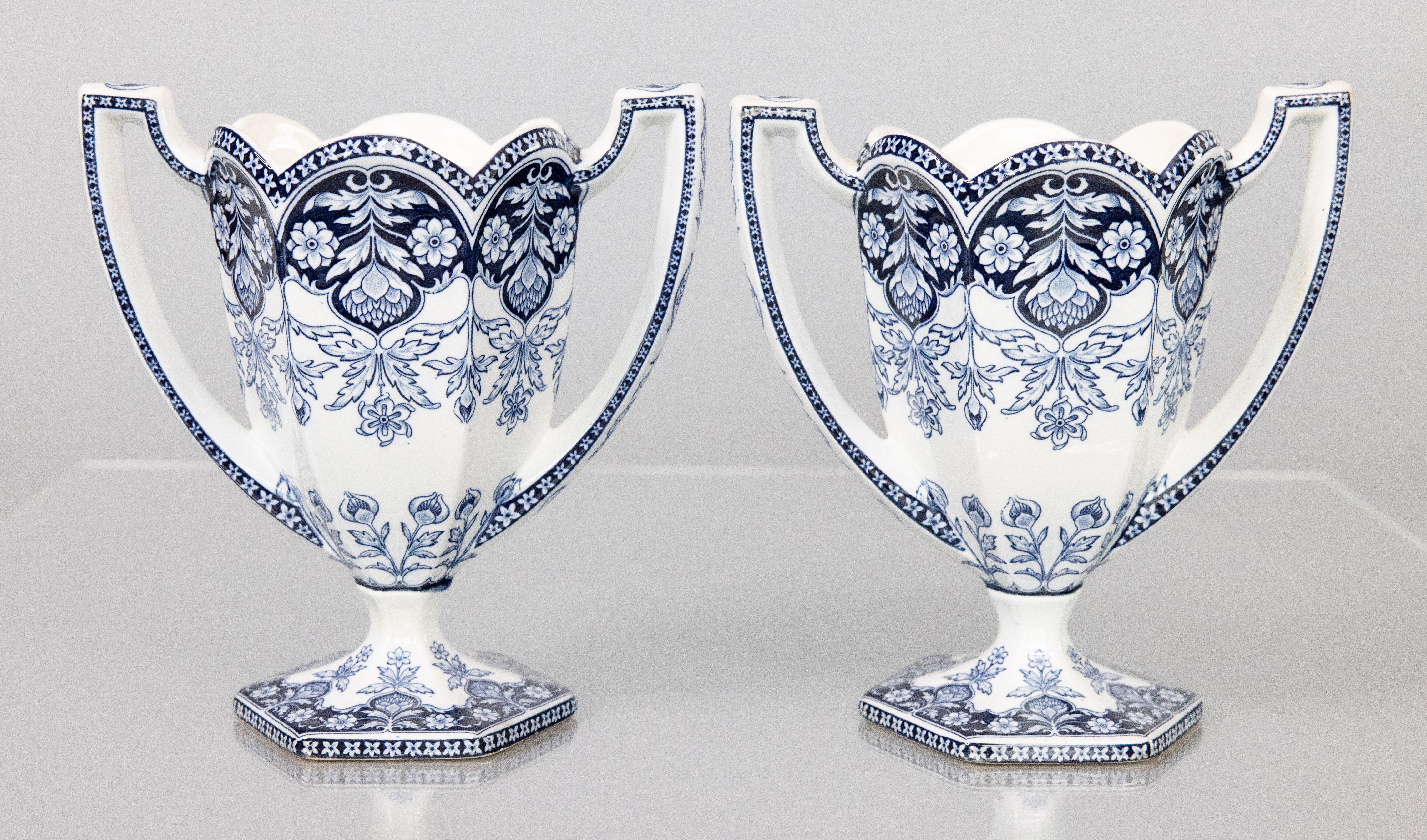 Coppia di antichi vasi da ornamento floreali olandesi Delft, circa 1920 in vendita 6