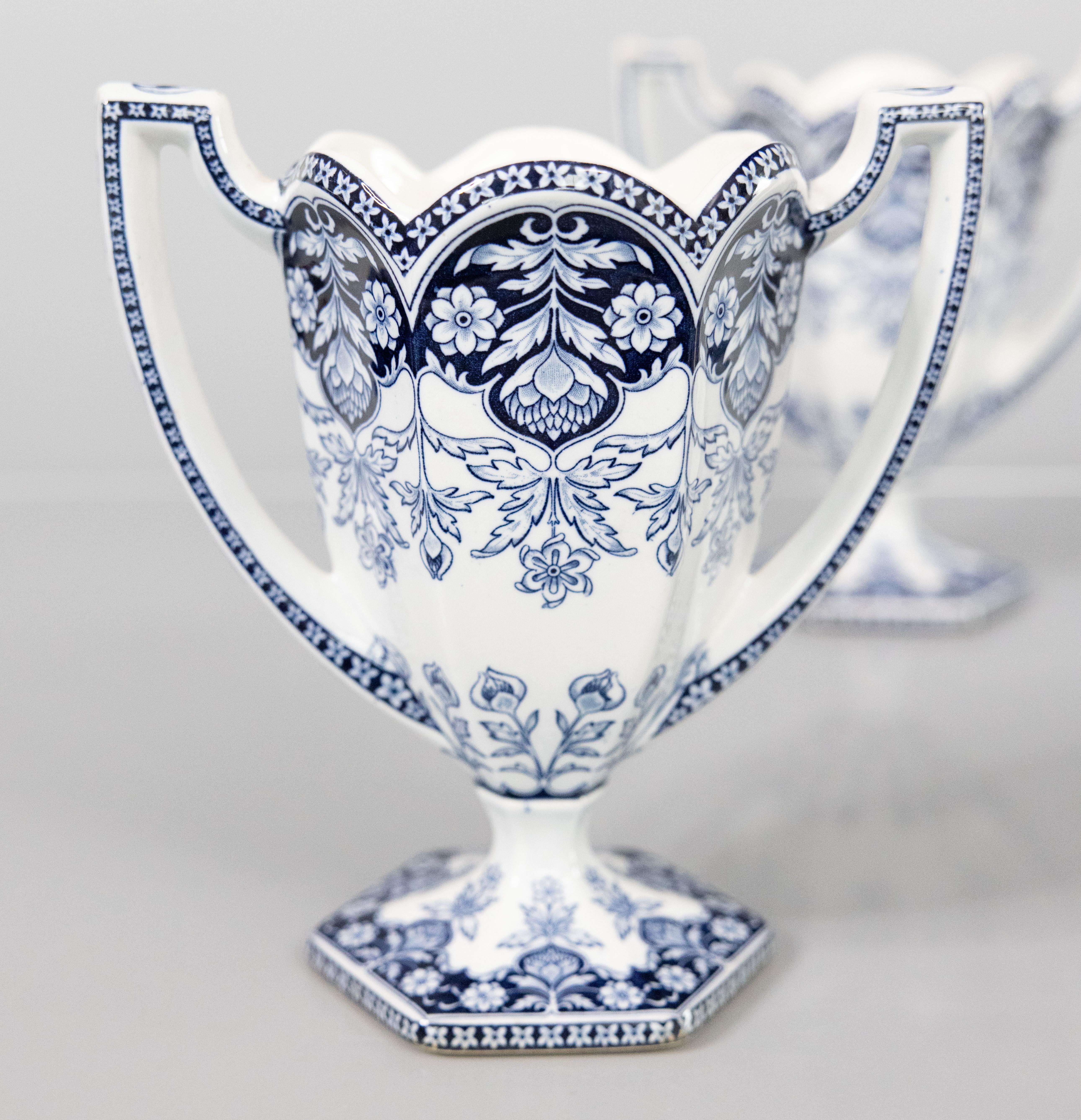 Una bella coppia di antiche urne o vasi con manico in ceramica olandese Delft, circa 1920. Di Petrus Regout Maastricht, nome del modello 